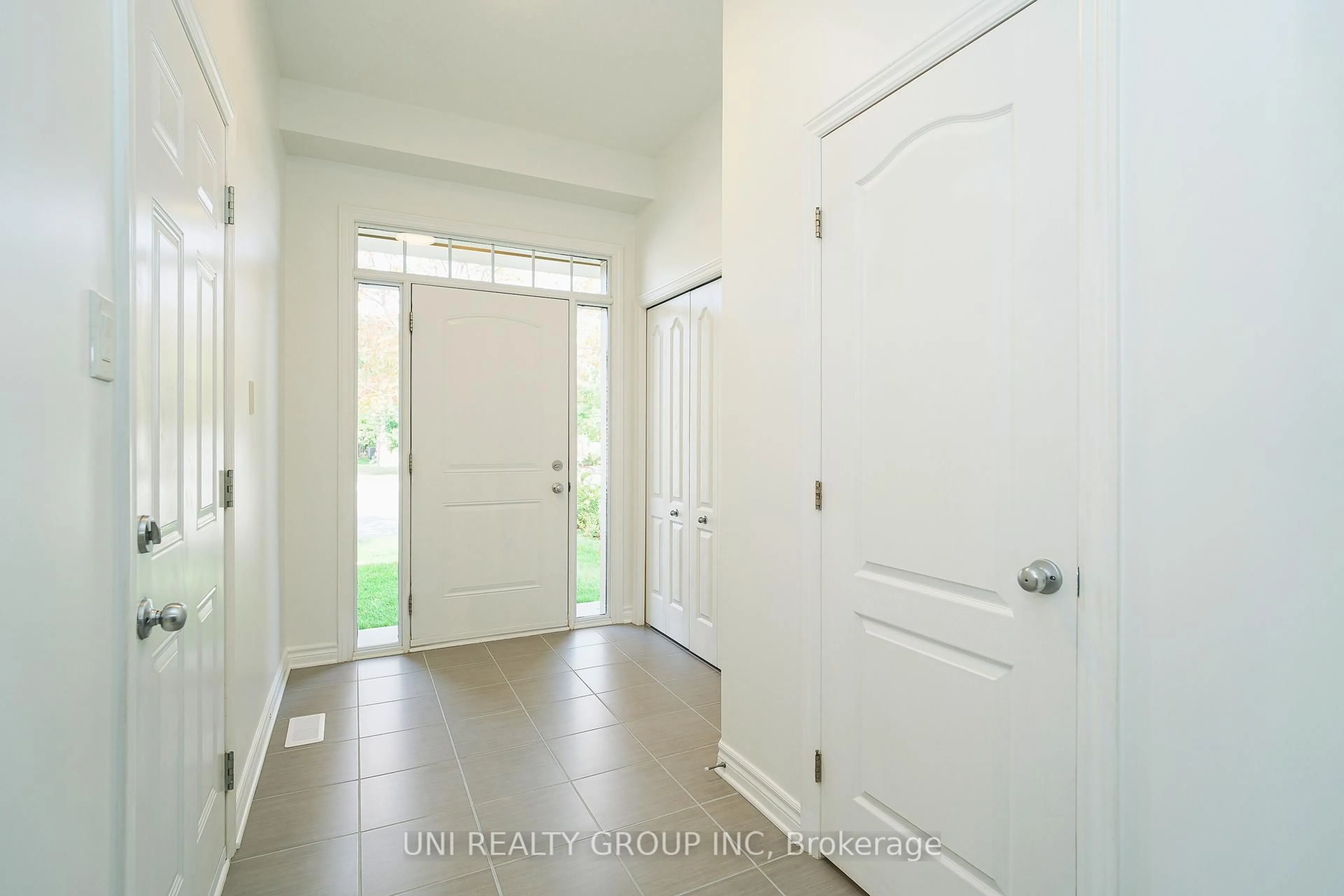 Indoor entryway for 180 HIGHBURY PARK Dr, Ottawa Ontario K2J 5Y1