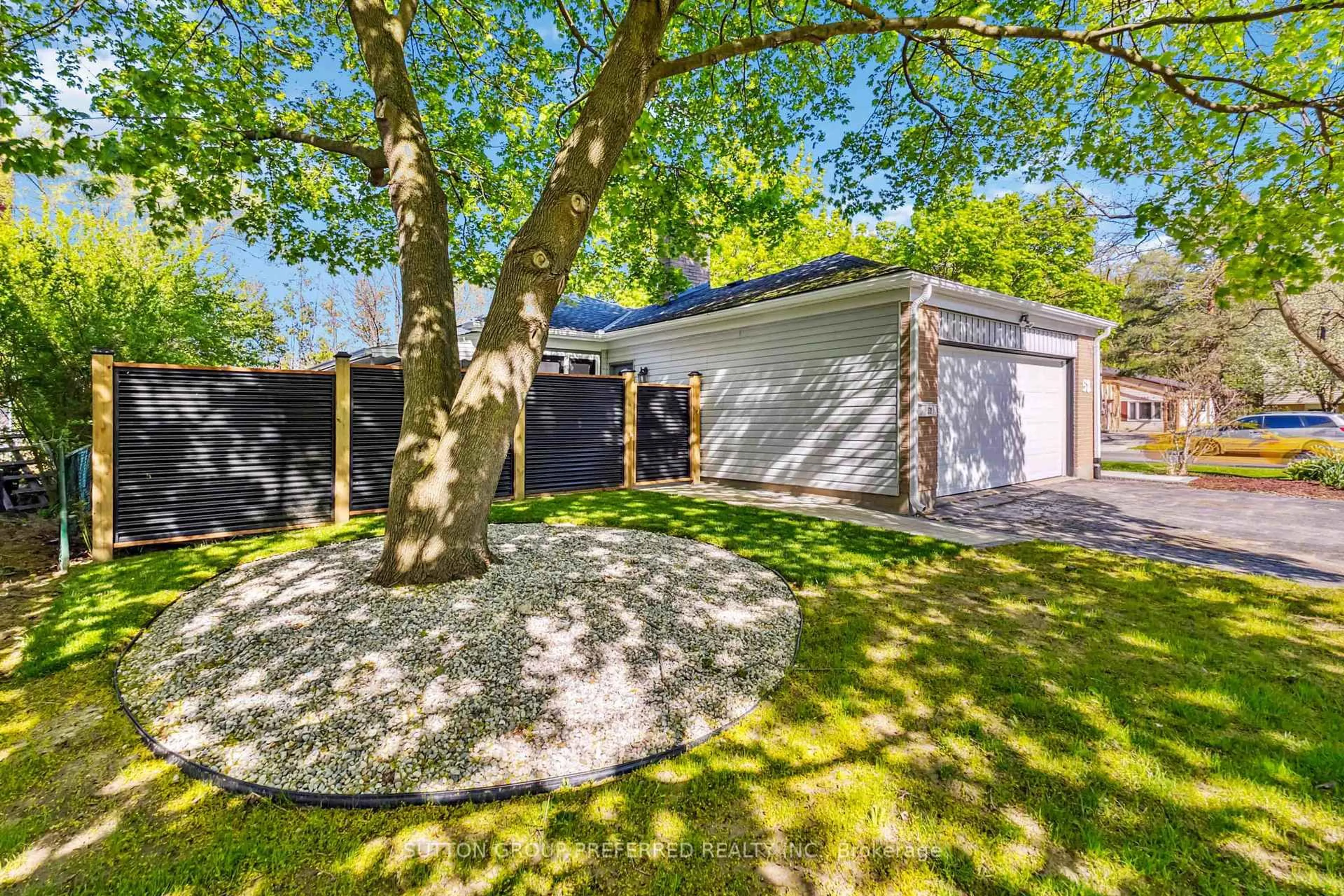 A pic from outside/outdoor area/front of a property/back of a property/a pic from drone, street for 52 Stuyvesant Pl, London South Ontario N6J 3S9