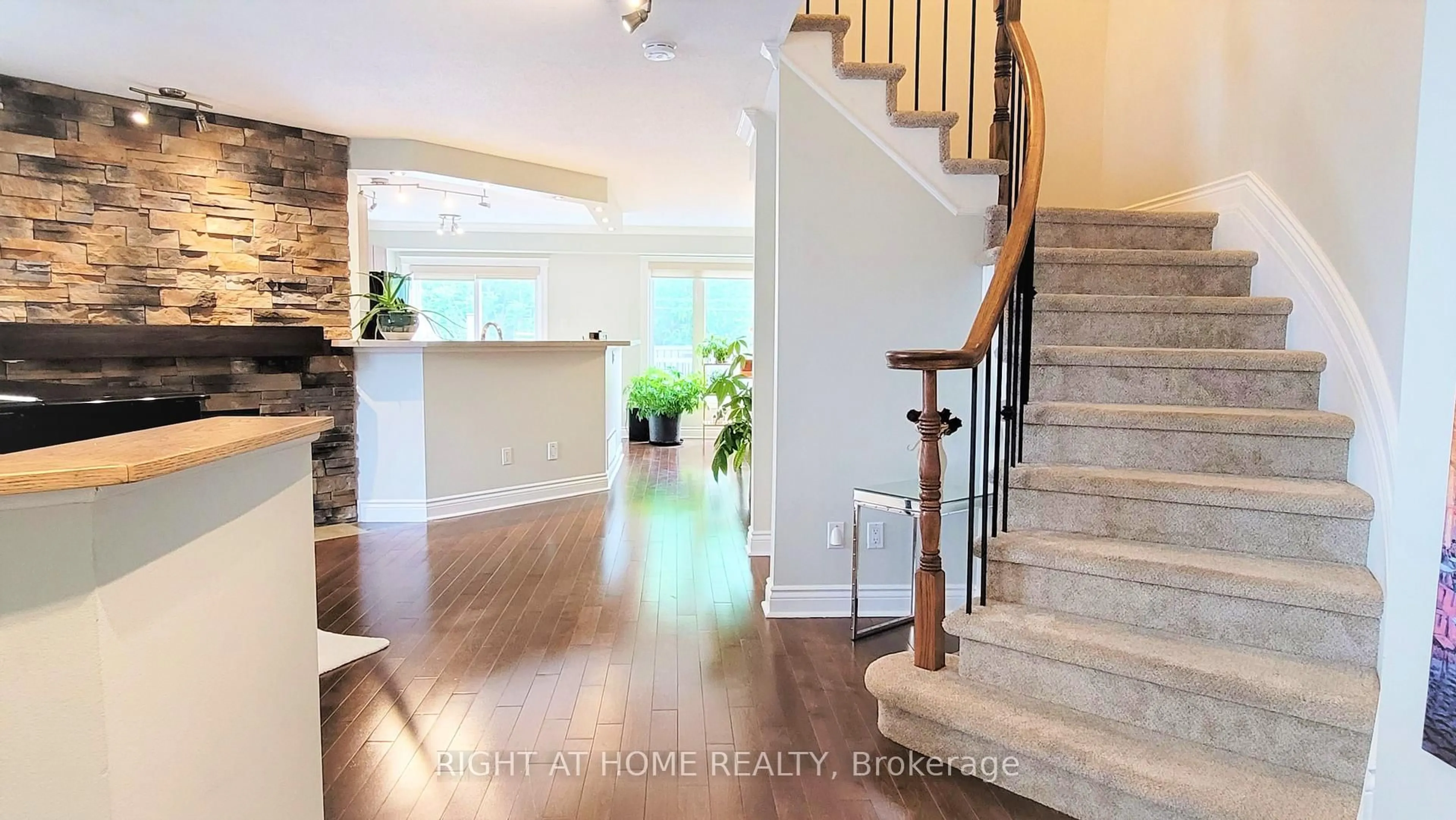 Indoor entryway for 542 Aberfoyle Circ, Ottawa Ontario K2K 3R2