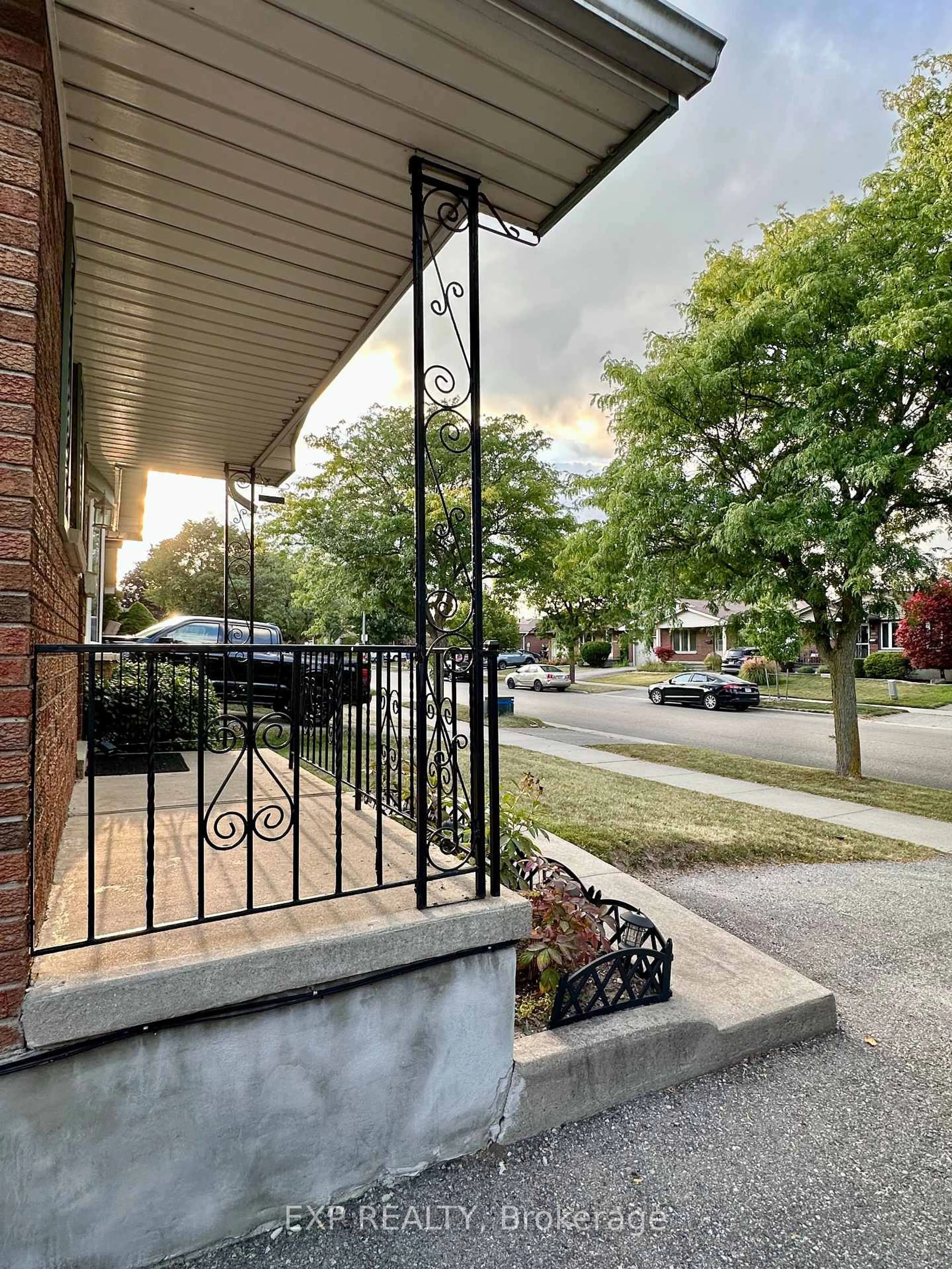 Patio, street for 981 Jalna Blvd, London South Ontario N6E 2R2
