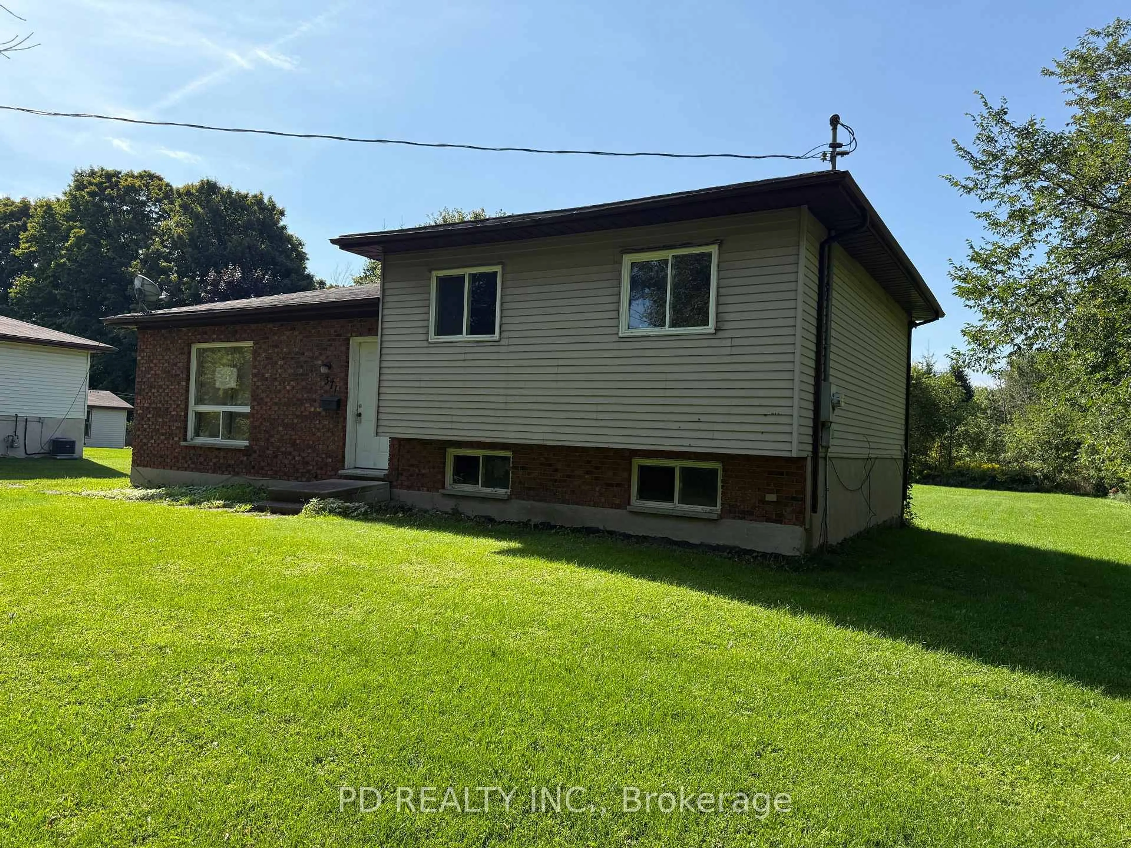 A pic from outside/outdoor area/front of a property/back of a property/a pic from drone, unknown for 371 First St, Georgian Bluffs Ontario N0H 2K0