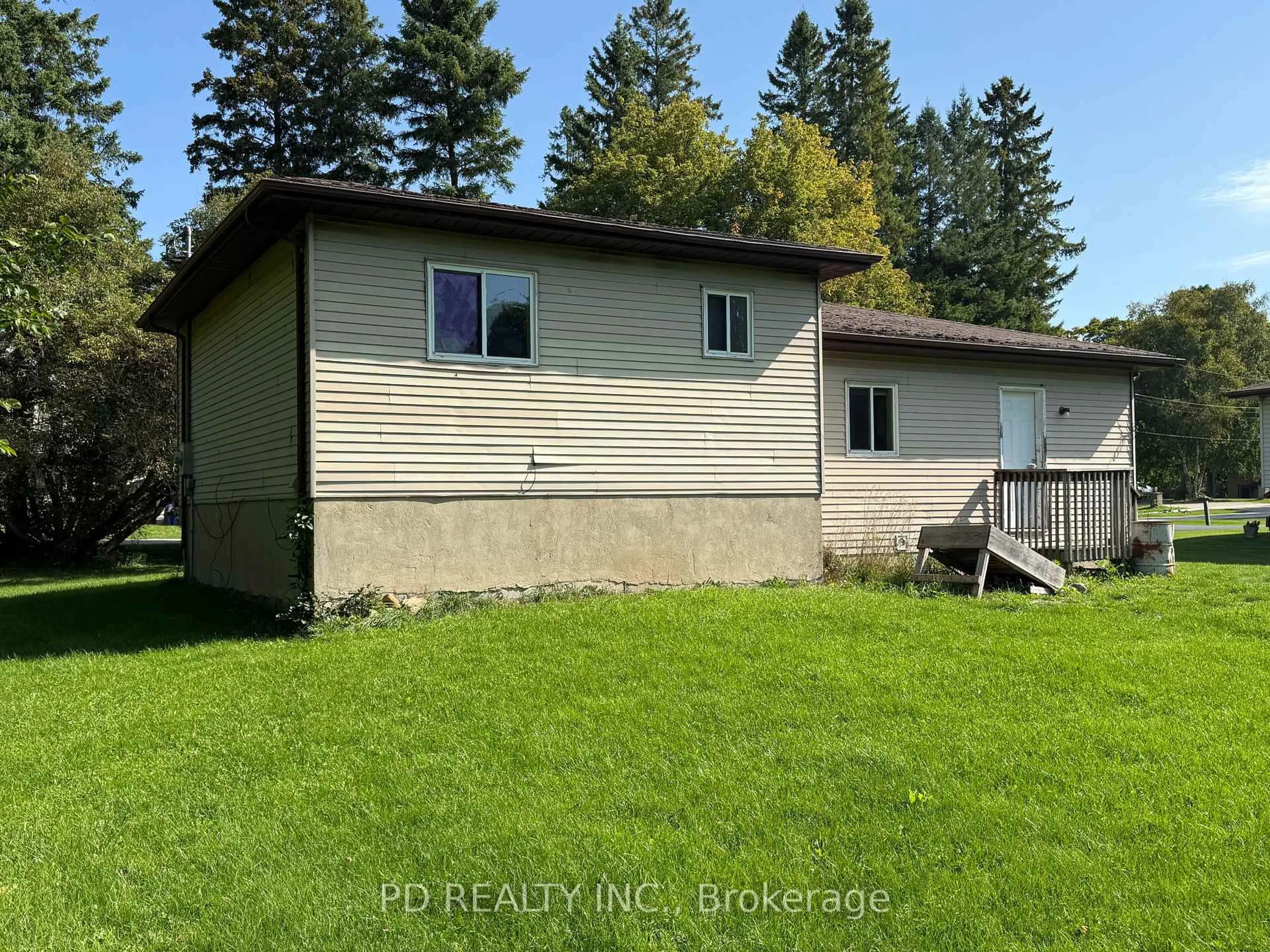 A pic from outside/outdoor area/front of a property/back of a property/a pic from drone, unknown for 371 First St, Georgian Bluffs Ontario N0H 2K0