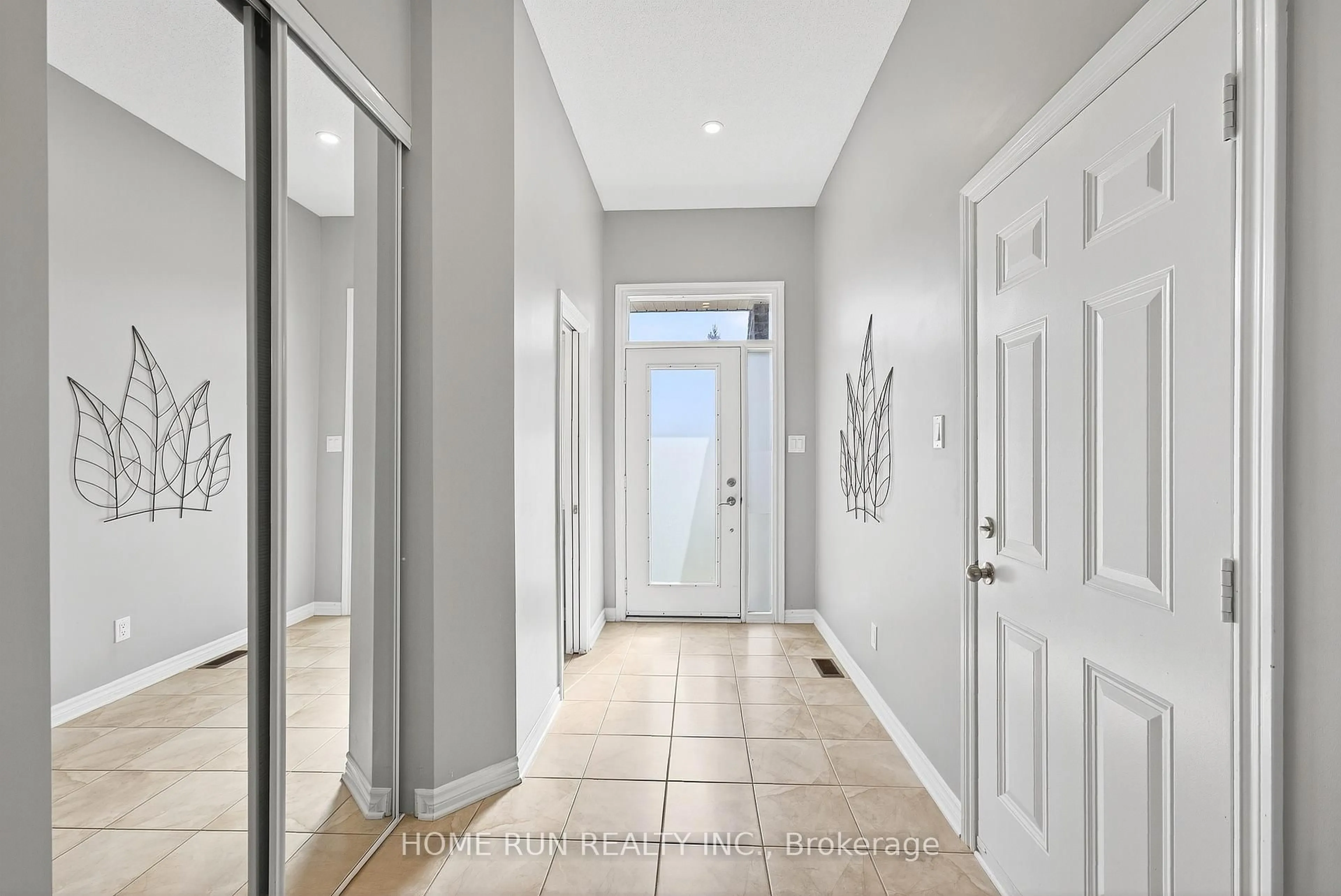 Indoor entryway for 140 Kinghaven Cres, Ottawa Ontario K2M 0C3
