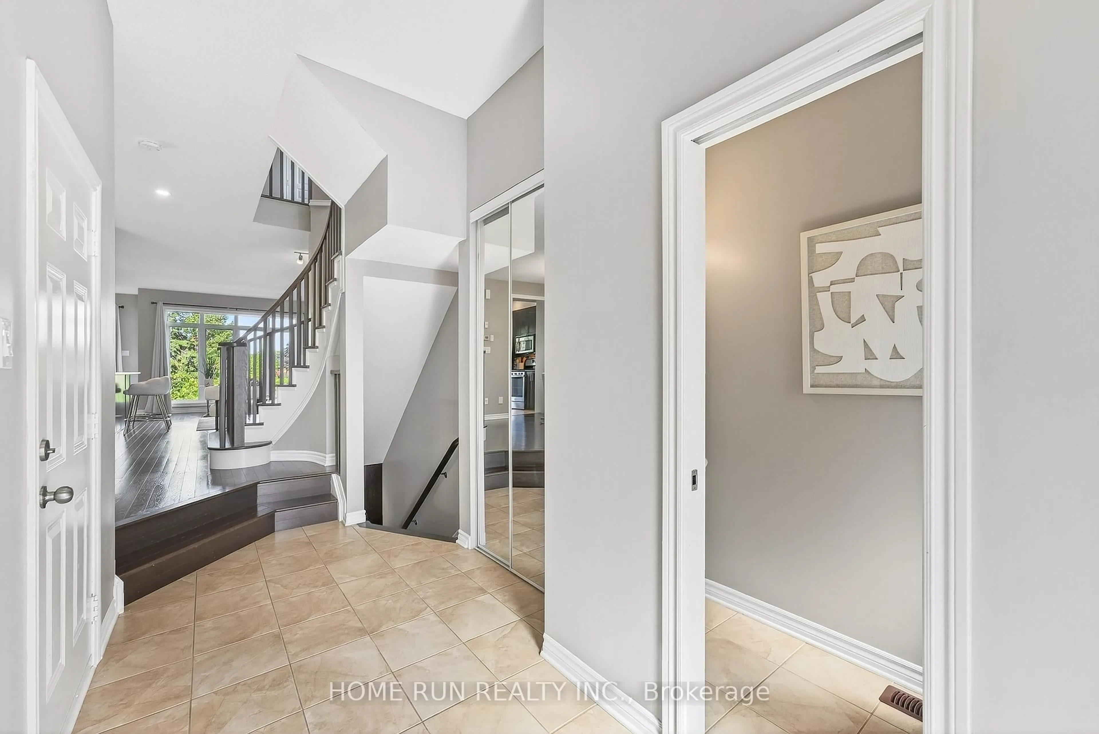 Indoor entryway for 140 Kinghaven Cres, Ottawa Ontario K2M 0C3