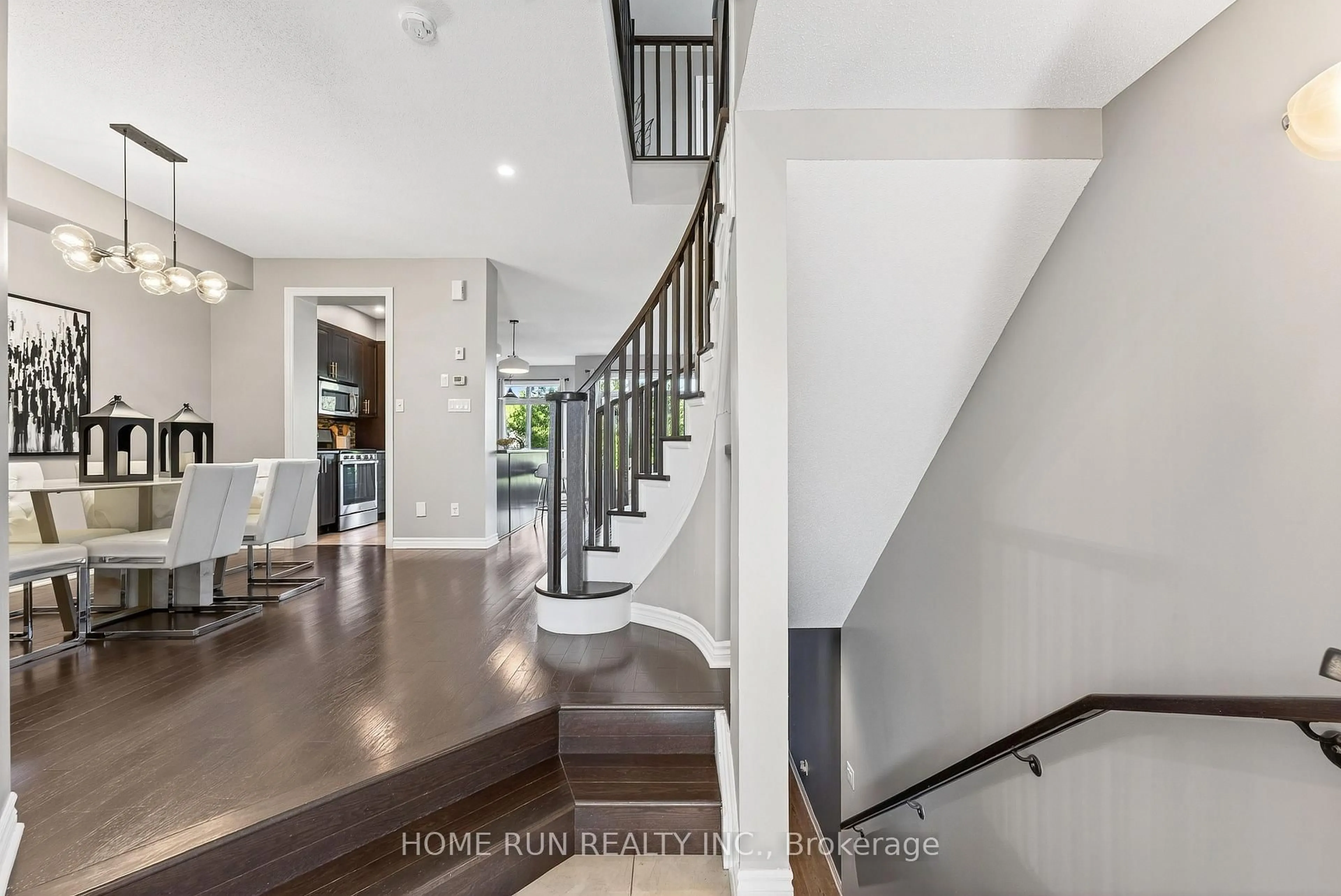 Indoor entryway for 140 Kinghaven Cres, Ottawa Ontario K2M 0C3