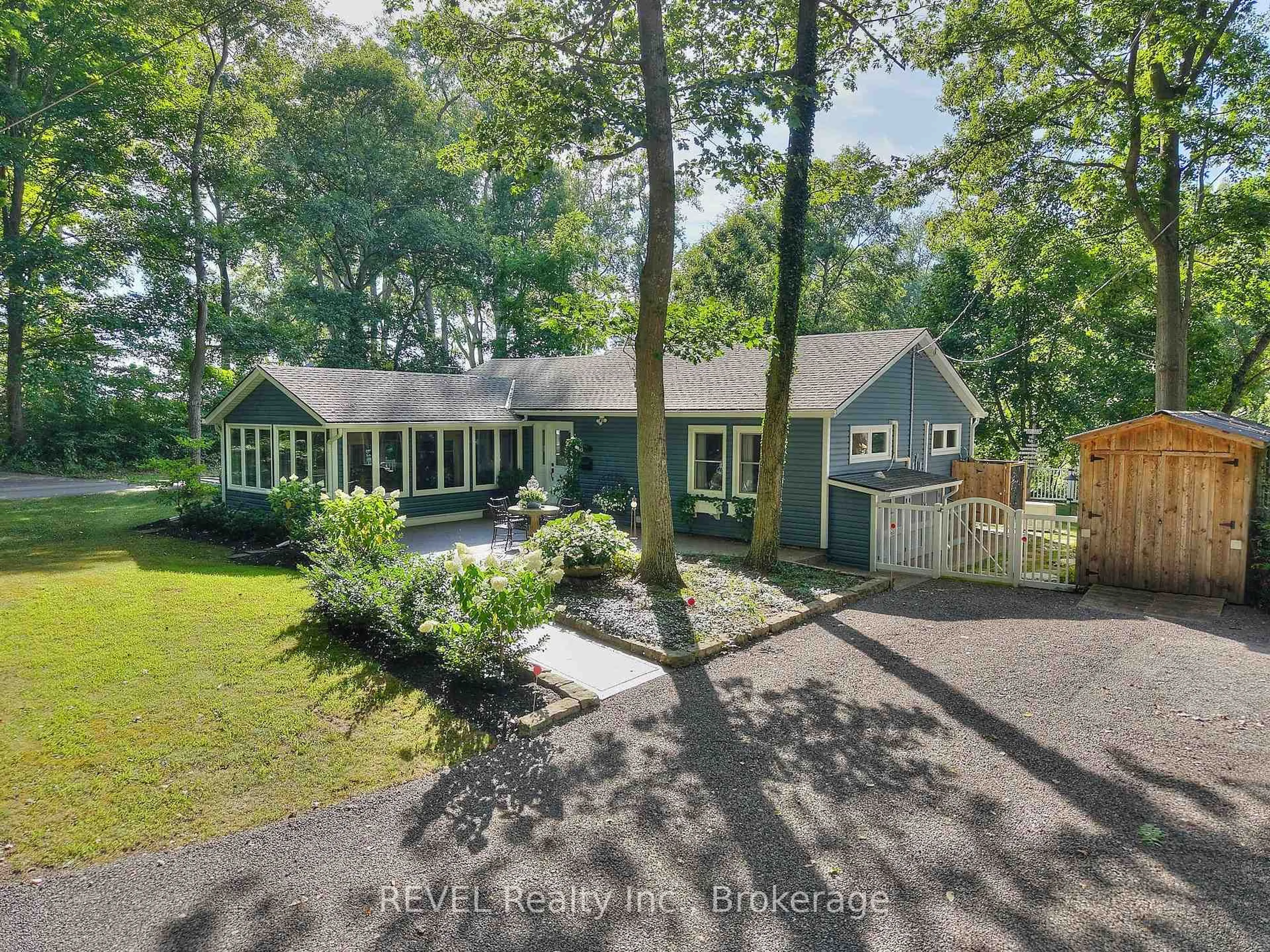 A pic from outside/outdoor area/front of a property/back of a property/a pic from drone, water/lake/river/ocean view for 2890 Colony Rd, Fort Erie Ontario L0S 1N0