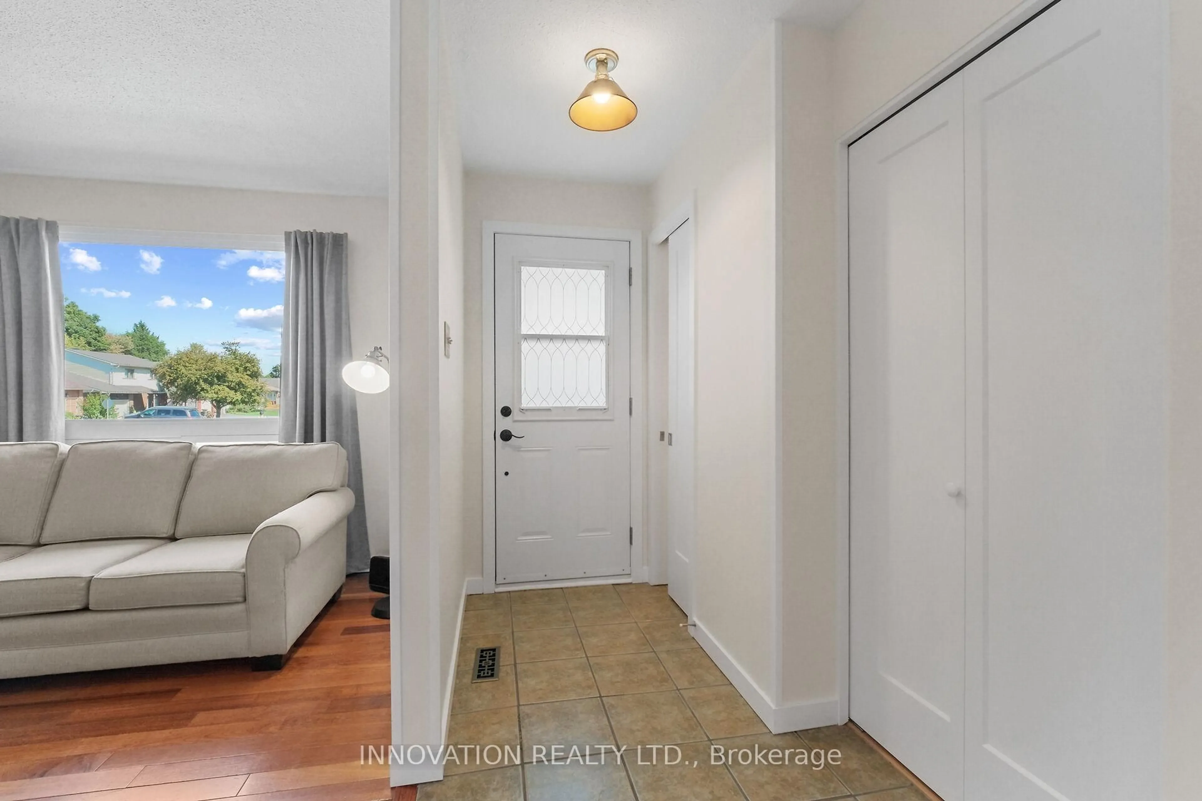 Indoor entryway for 6247 Sundown Cres #60, Ottawa Ontario K1C 2M1