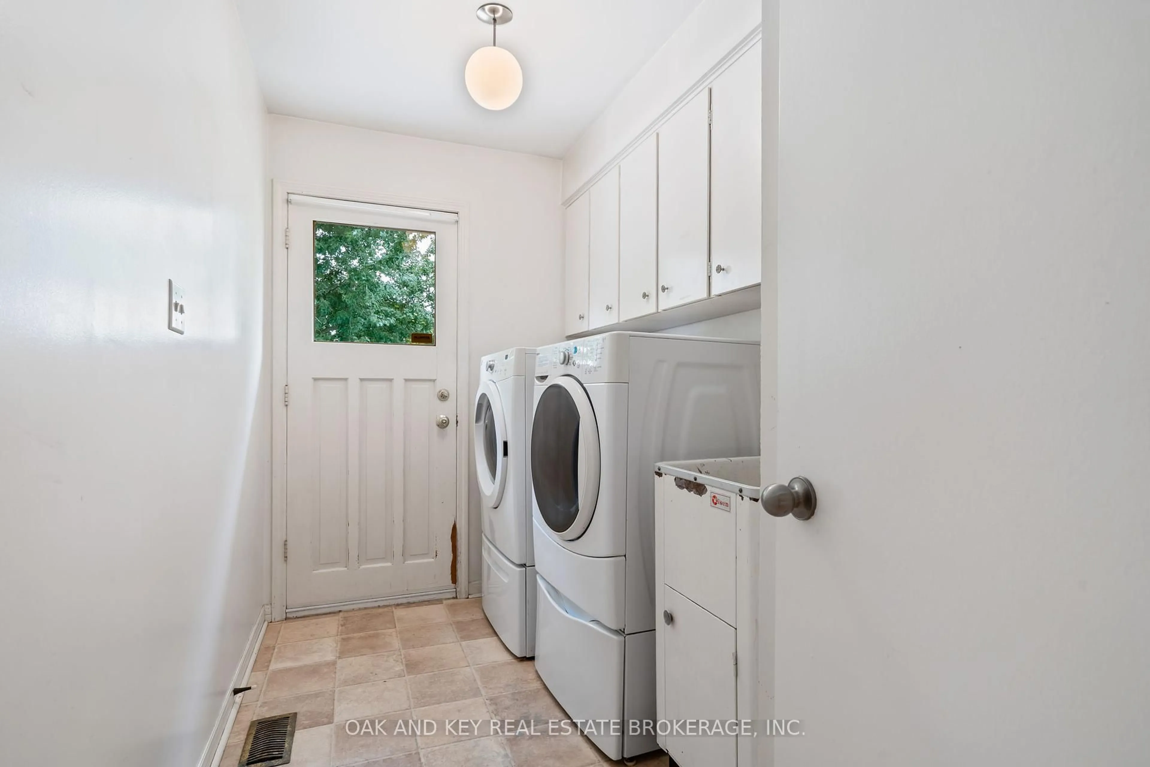 Laundry room for 948 FARNHAM Rd, London South Ontario N6K 1S1