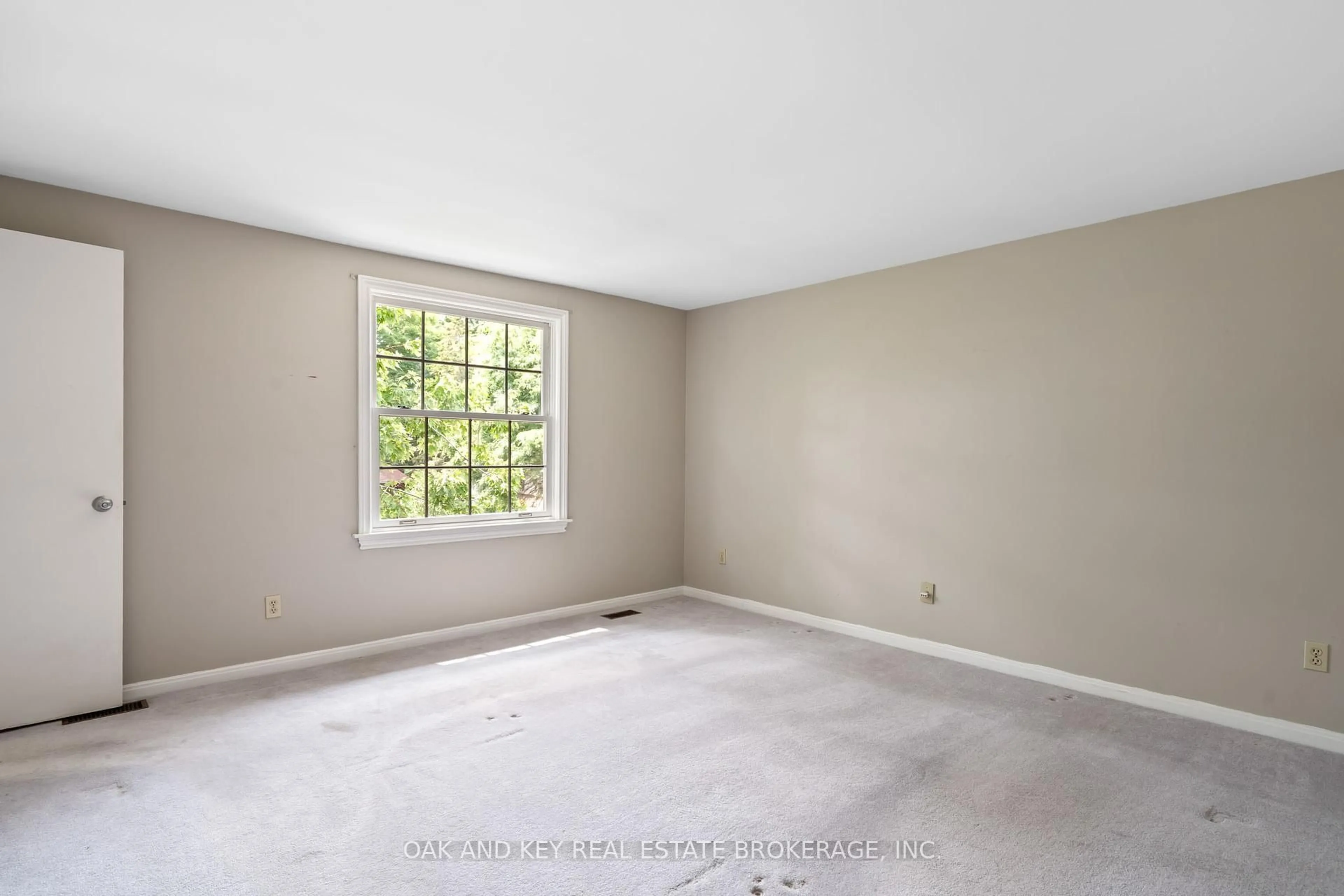A pic of a room for 948 FARNHAM Rd, London South Ontario N6K 1S1