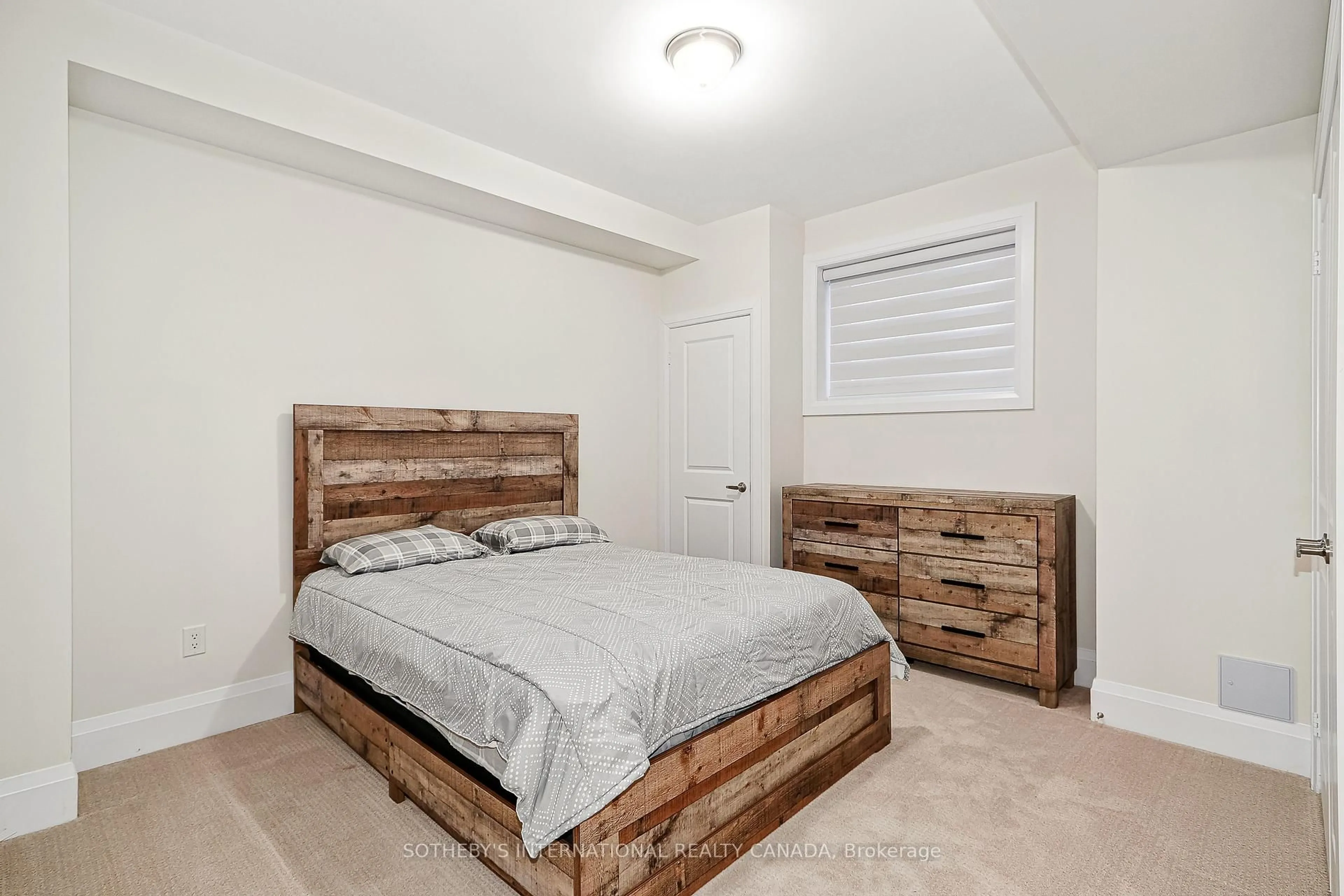 Bedroom with bed, wood/laminate floor for 103 Stoneleigh Dr, Blue Mountains Ontario L9Y 4P5