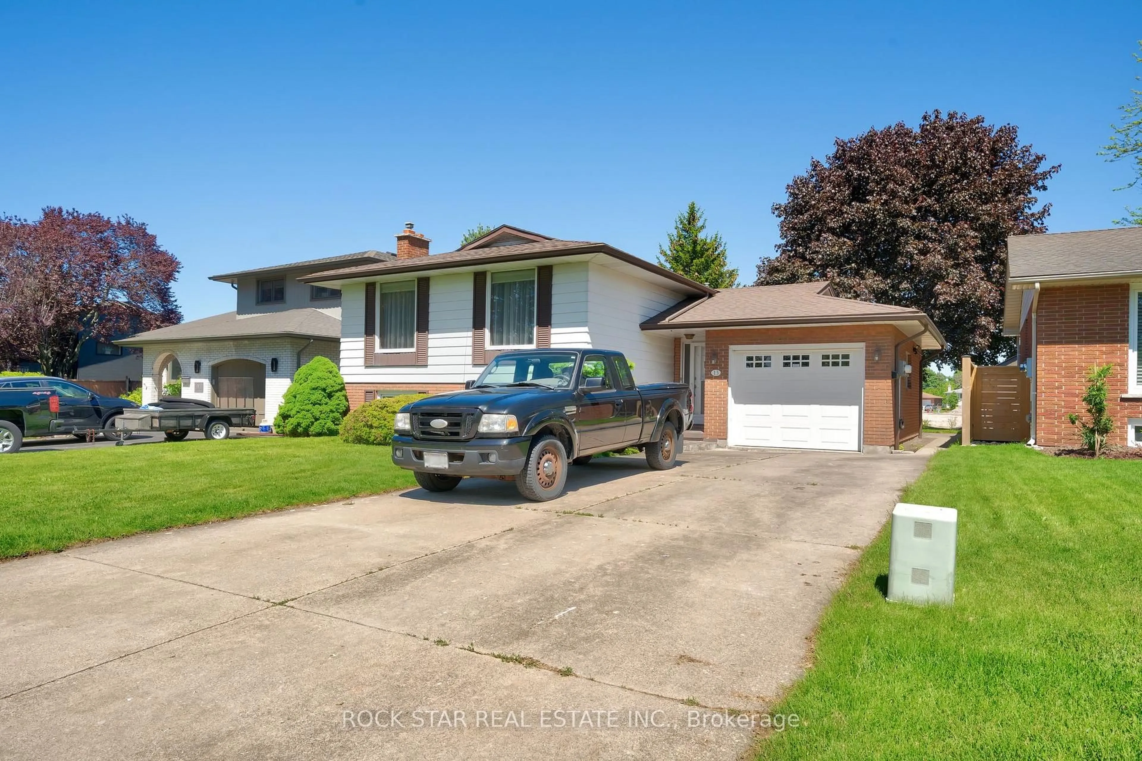 Home with vinyl exterior material, street for 13 Meadowbrook Cres, St. Catharines Ontario L2M 7G8
