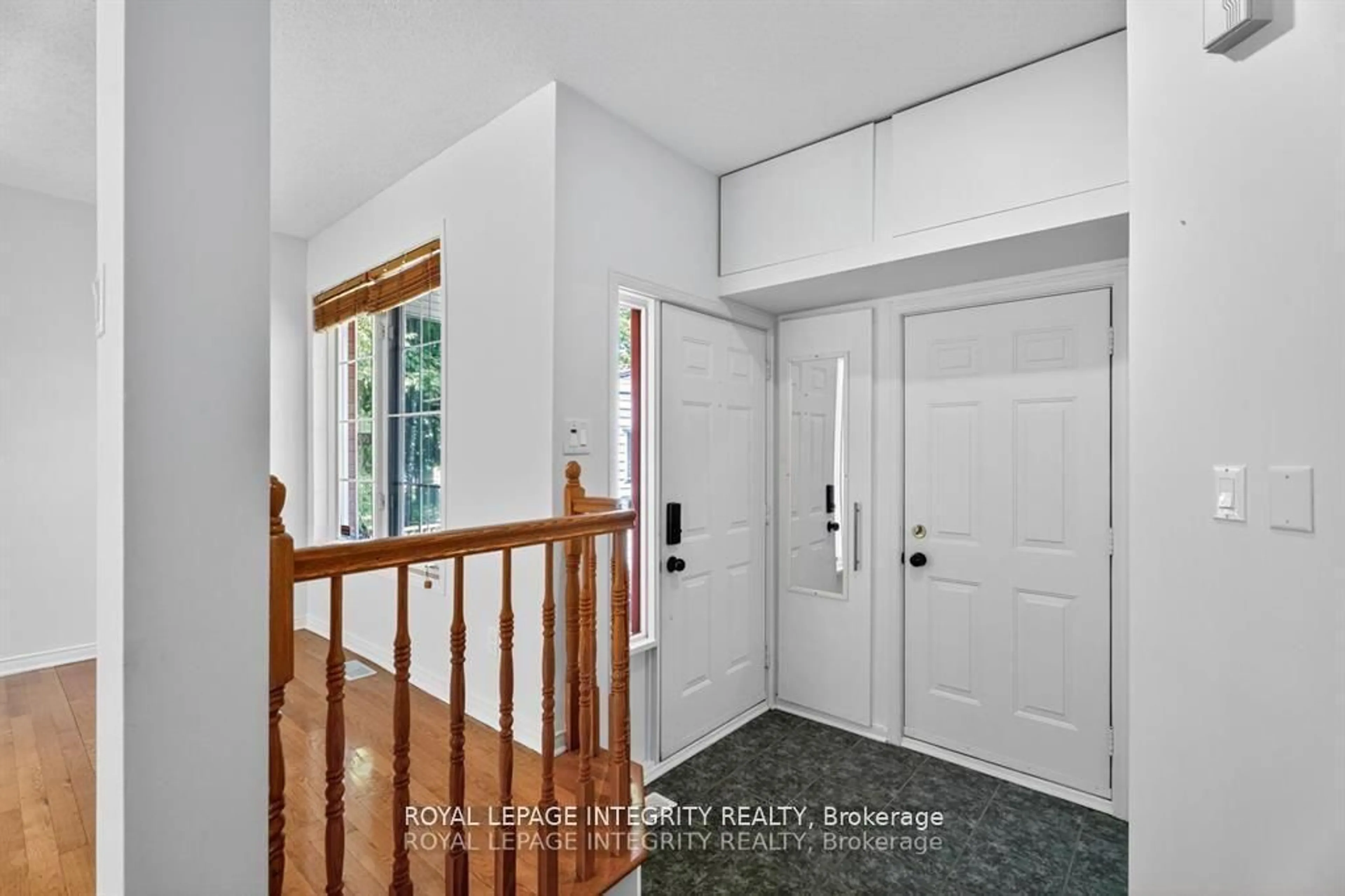 Indoor entryway for 3700 Rivergate Way, Ottawa Ontario K1V 1K1