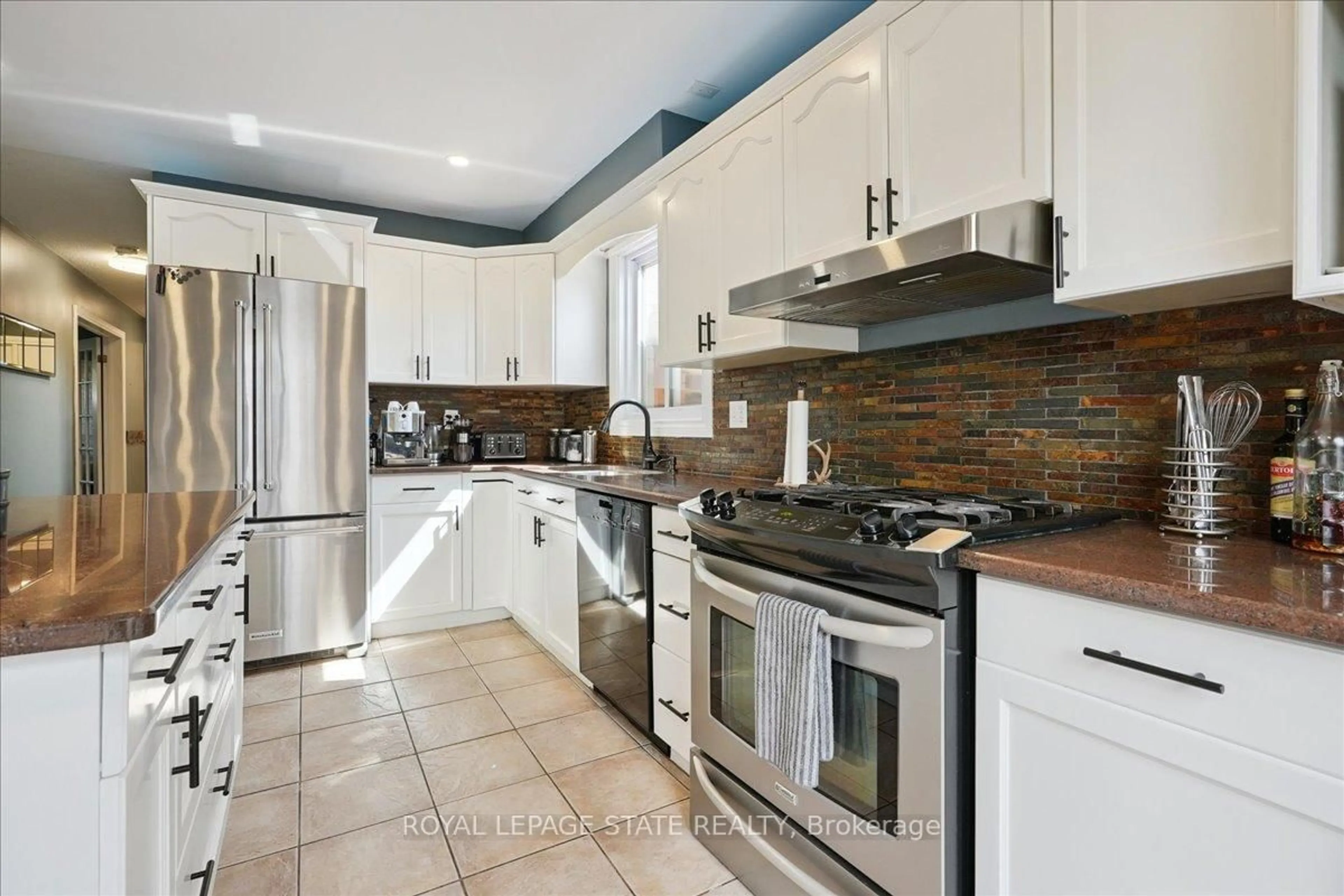 Open concept kitchen, ceramic/tile floor for 4577 St Volodymyr Cres, Lincoln Ontario L3J 0B5