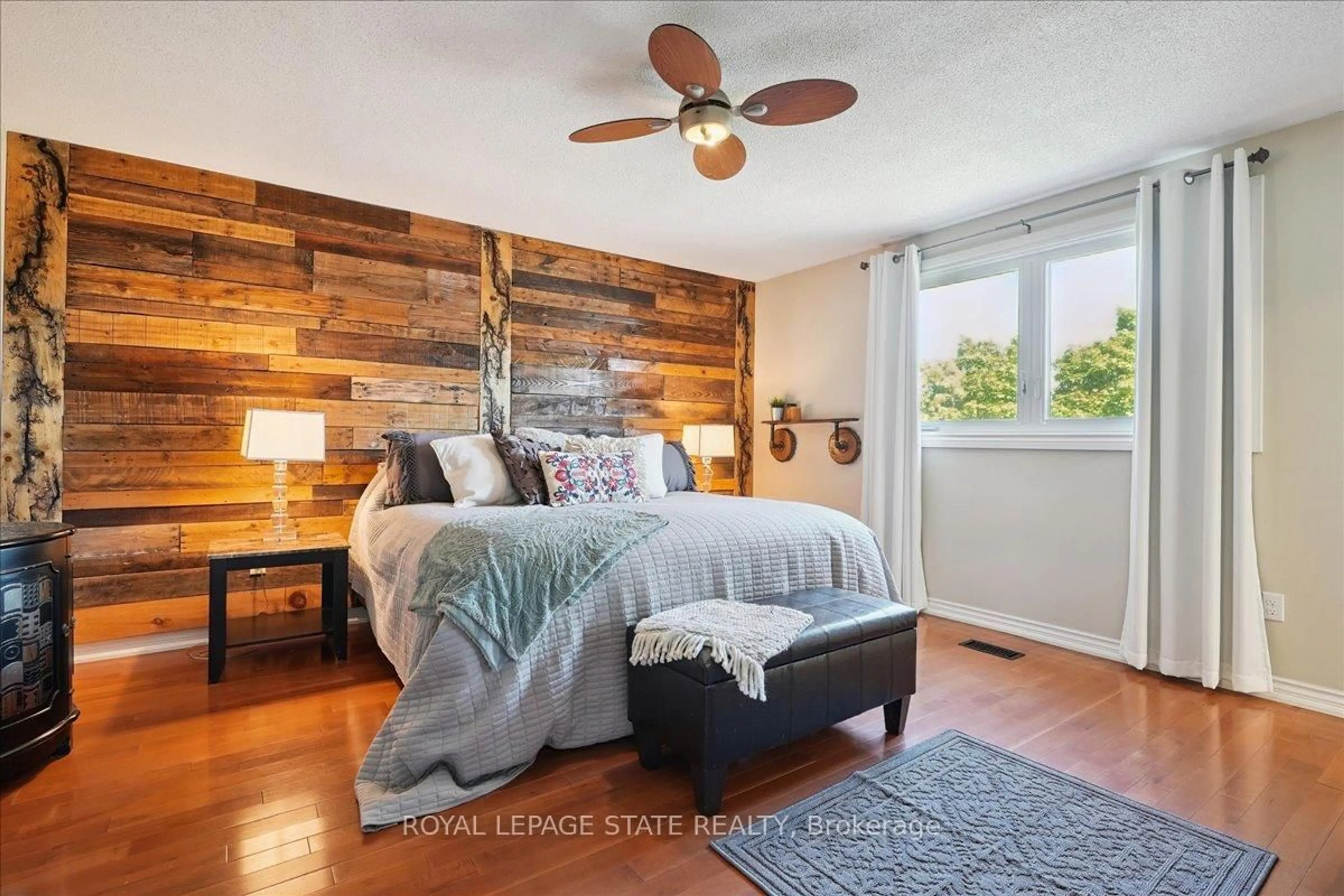 Bedroom with bed, wood/laminate floor for 4577 St Volodymyr Cres, Lincoln Ontario L3J 0B5