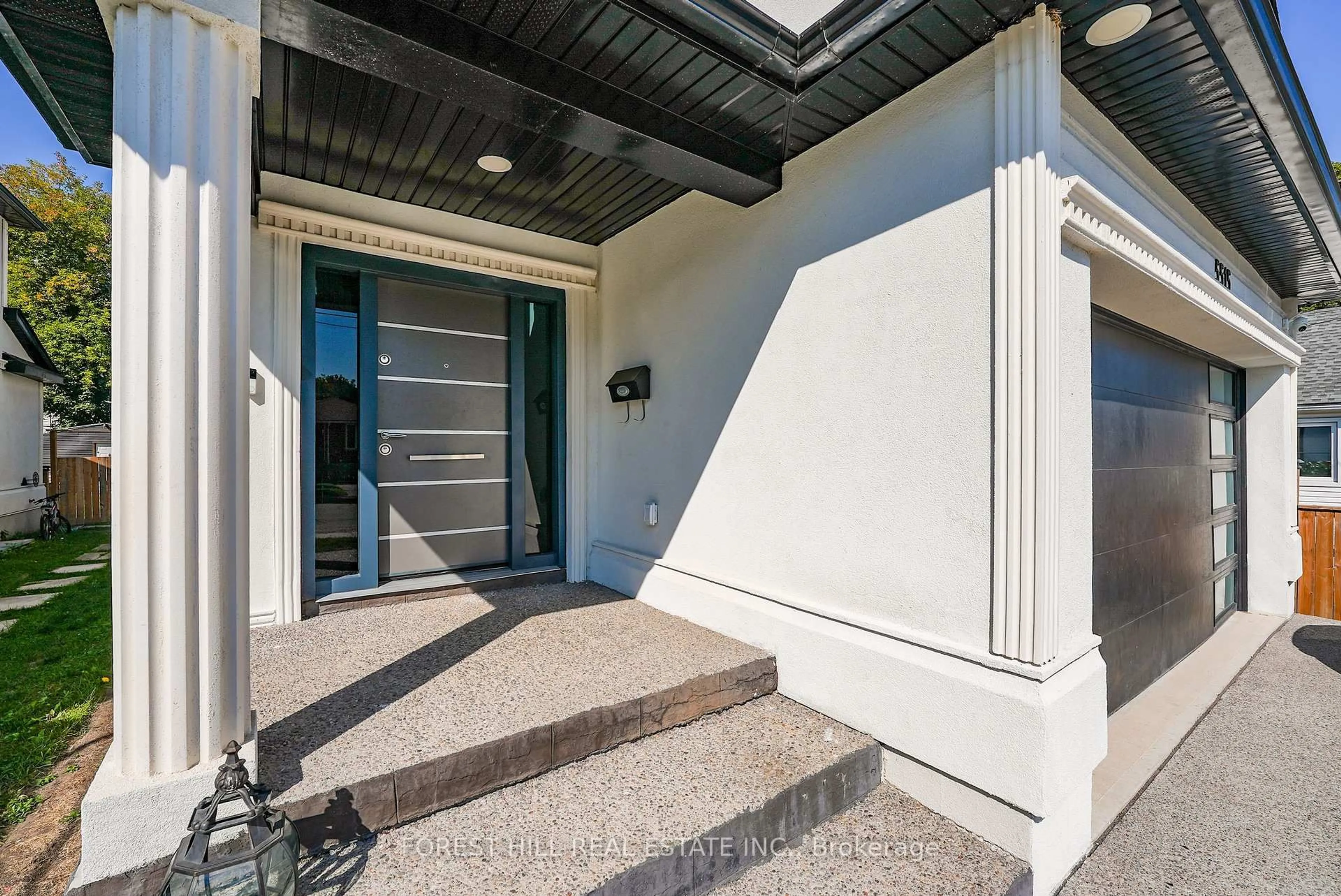 Indoor foyer for 5515 Glenholme Ave, Niagara Falls Ontario L2G 4X8
