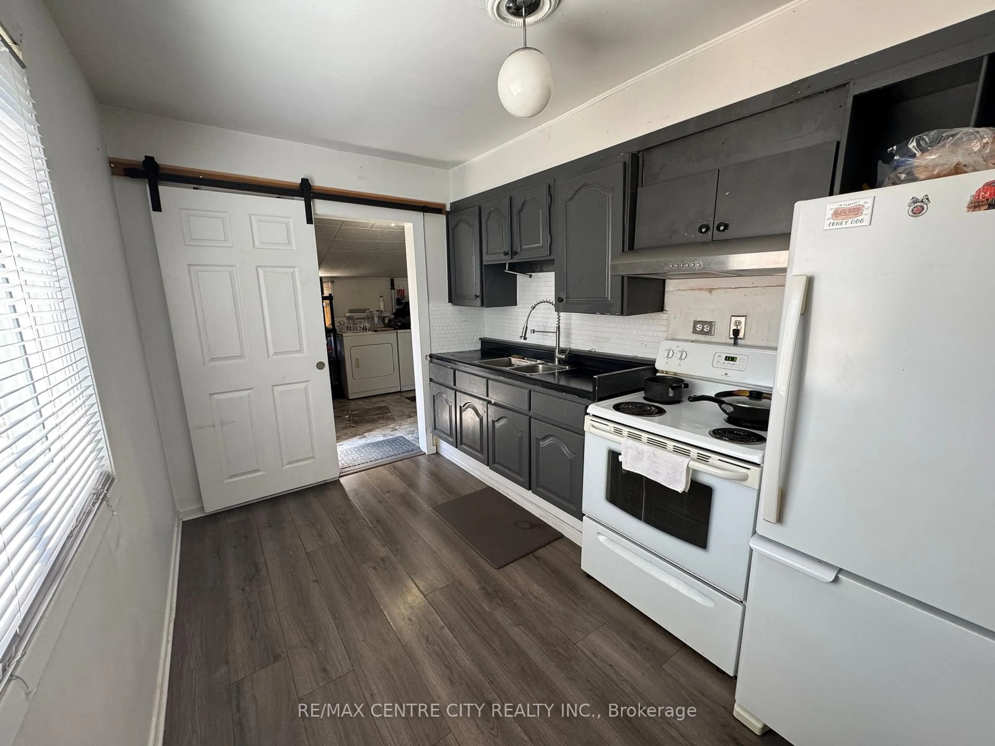 Standard kitchen, unknown for 1709 Cadillac St, Windsor Ontario N8Y 2V7