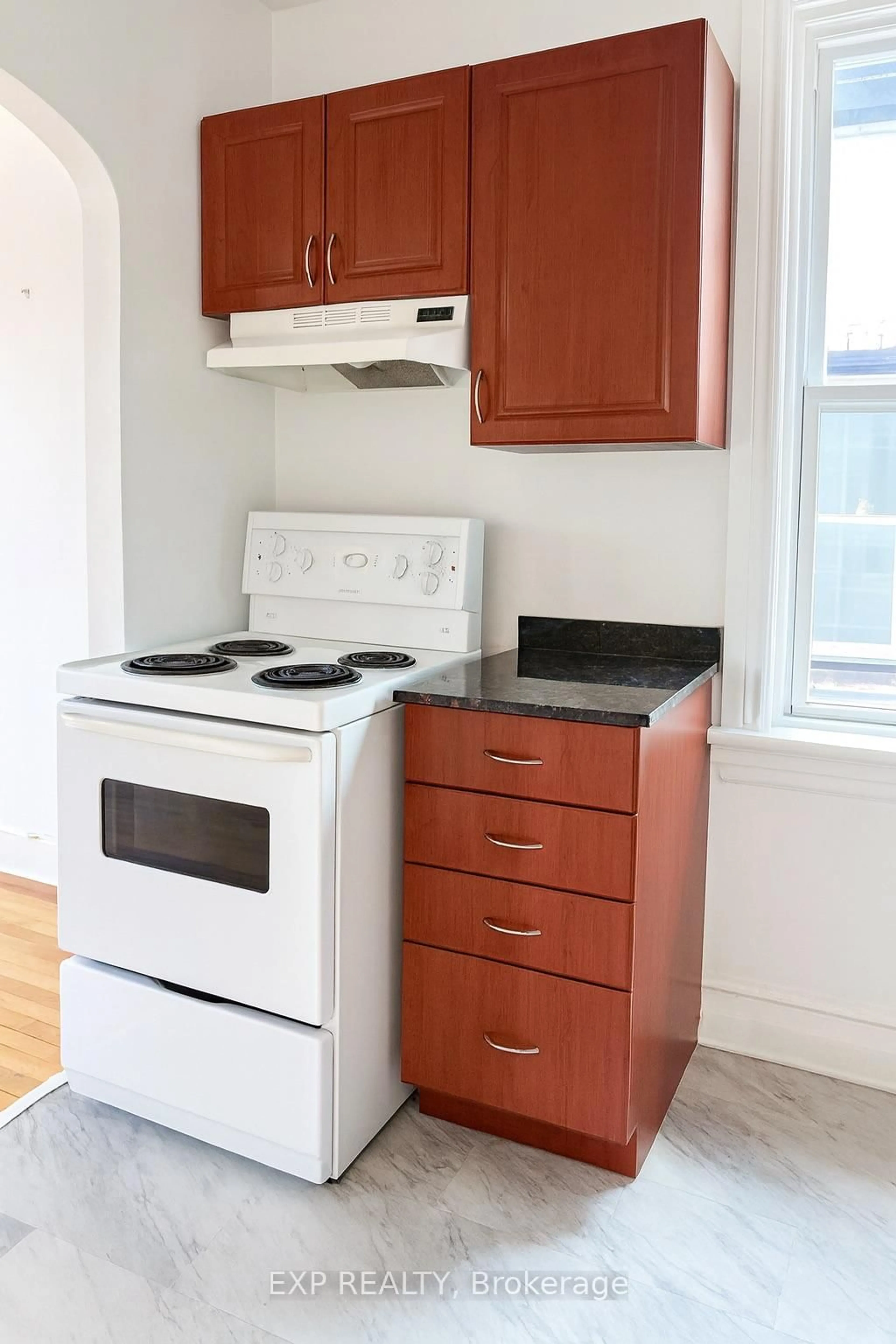 Standard kitchen, wood/laminate floor for 446 Cambridge St, Ottawa Ontario K1S 4H7