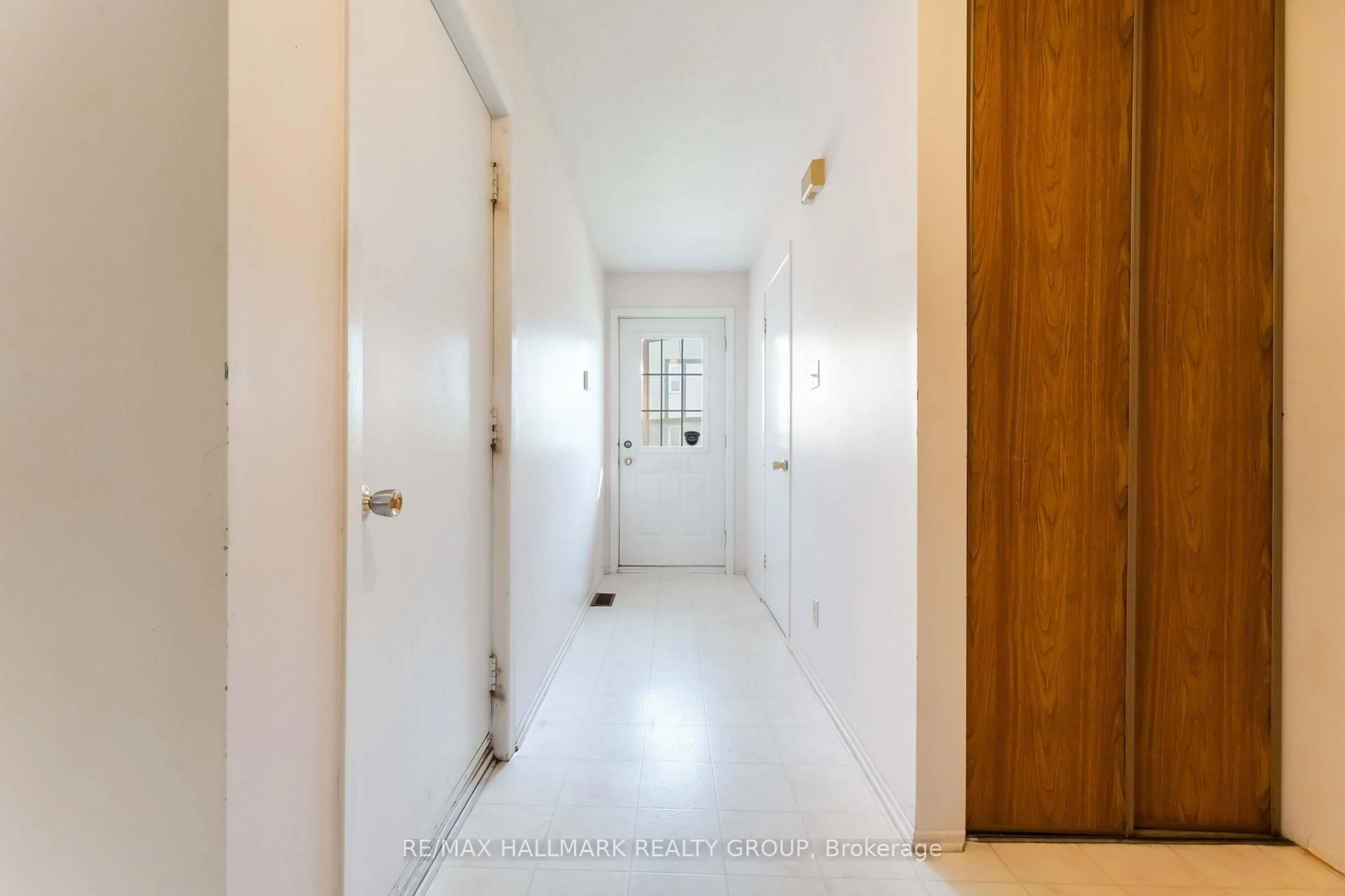 Indoor entryway for 447 Canotia Pl, Ottawa Ontario K4A 2K1