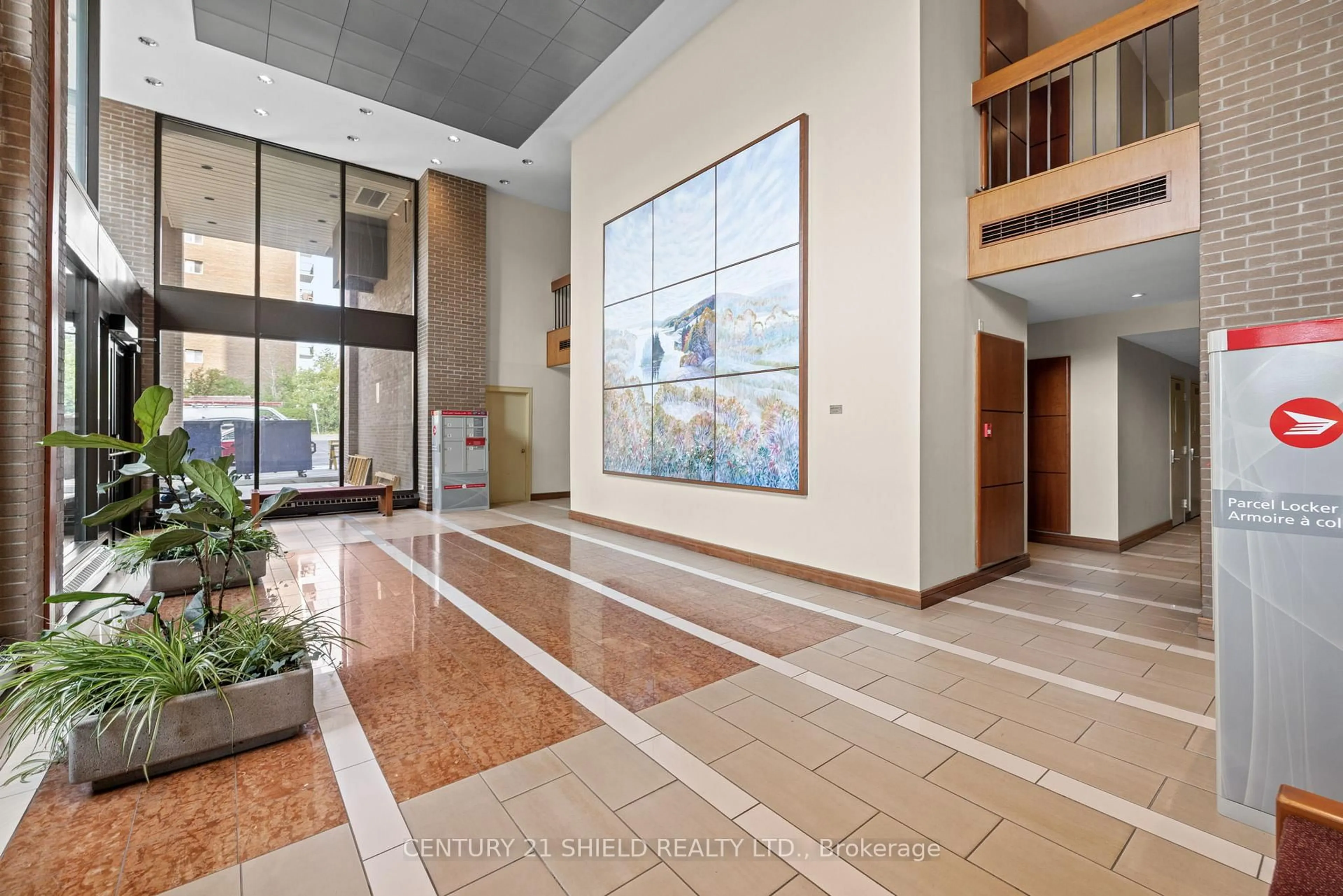 Indoor foyer for 505 St Laurent Blvd #2102, Ottawa Ontario K1K 3X4