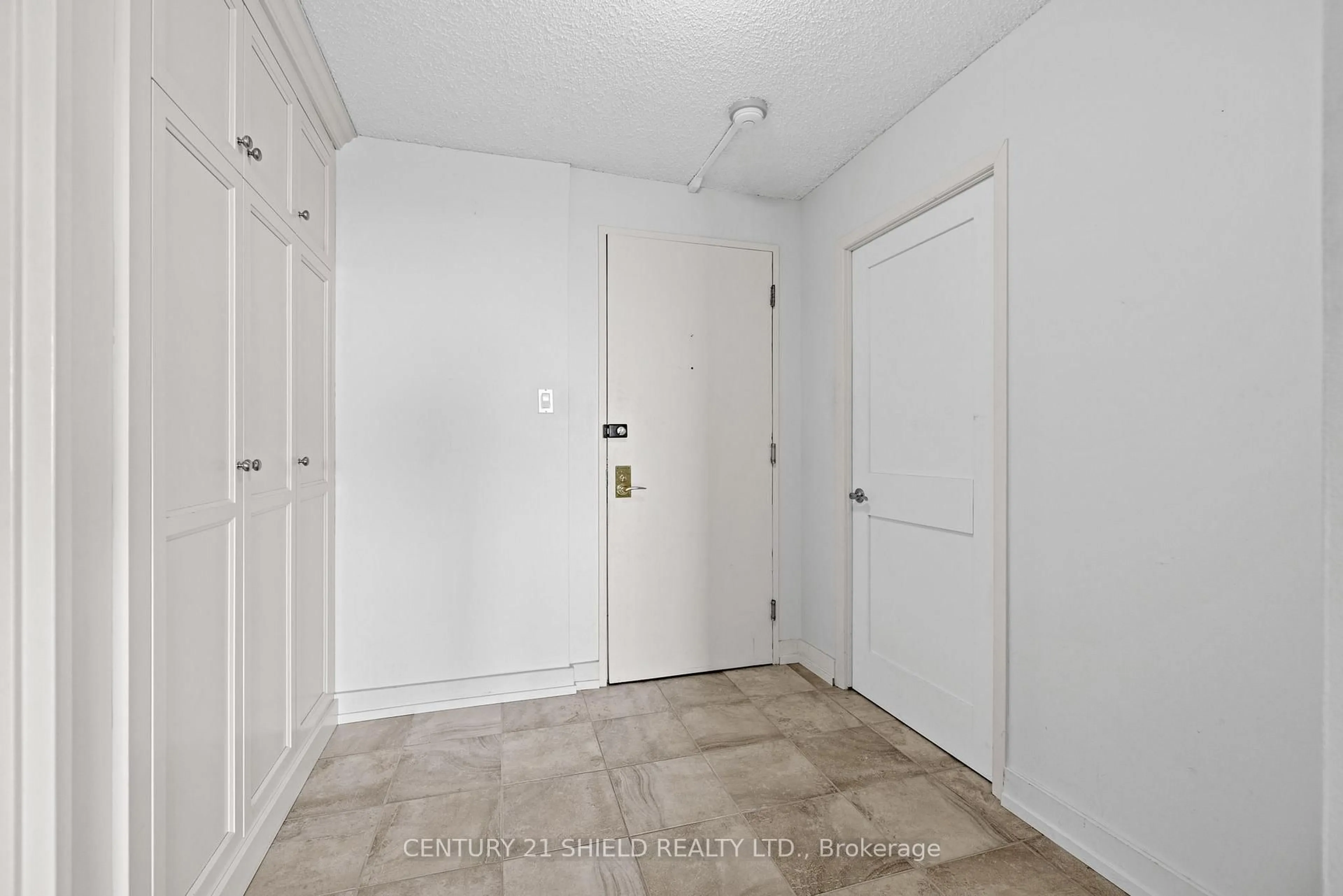 Indoor entryway for 505 St Laurent Blvd #2102, Ottawa Ontario K1K 3X4