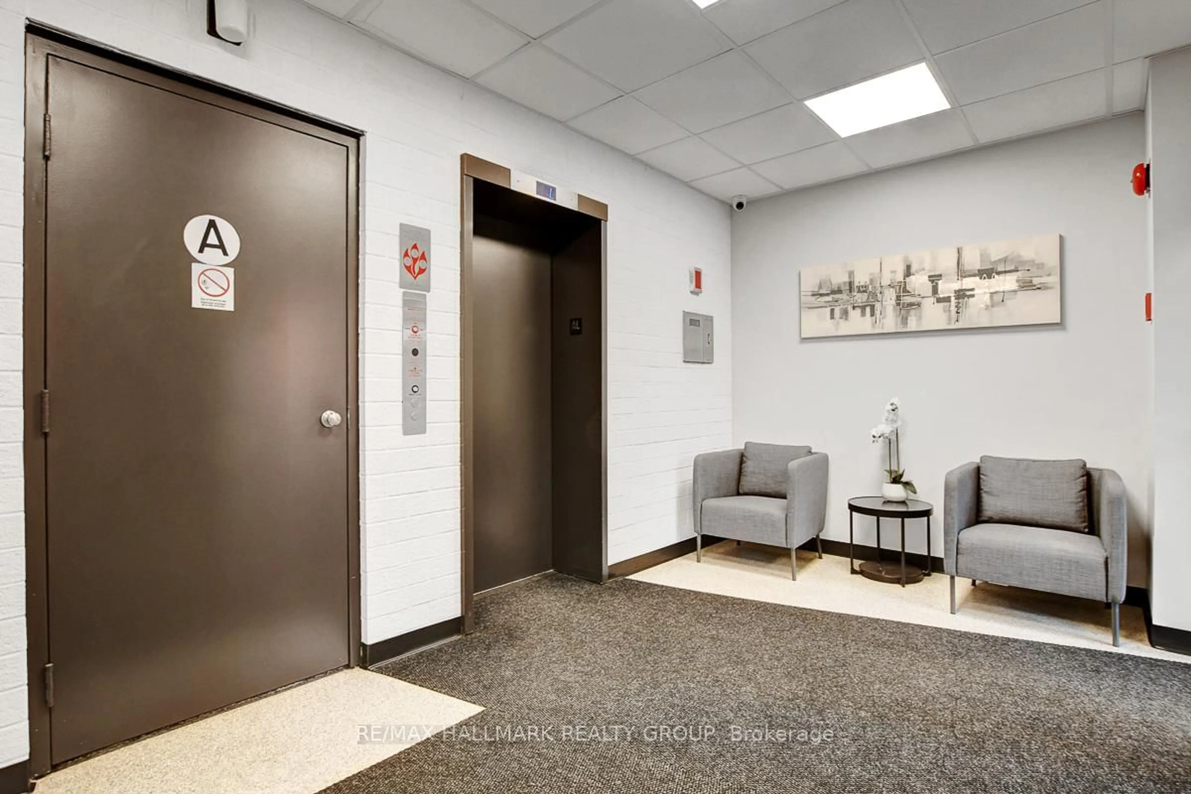 Indoor foyer for 222 Guigues Ave #504, Ottawa Ontario K1N 5J2