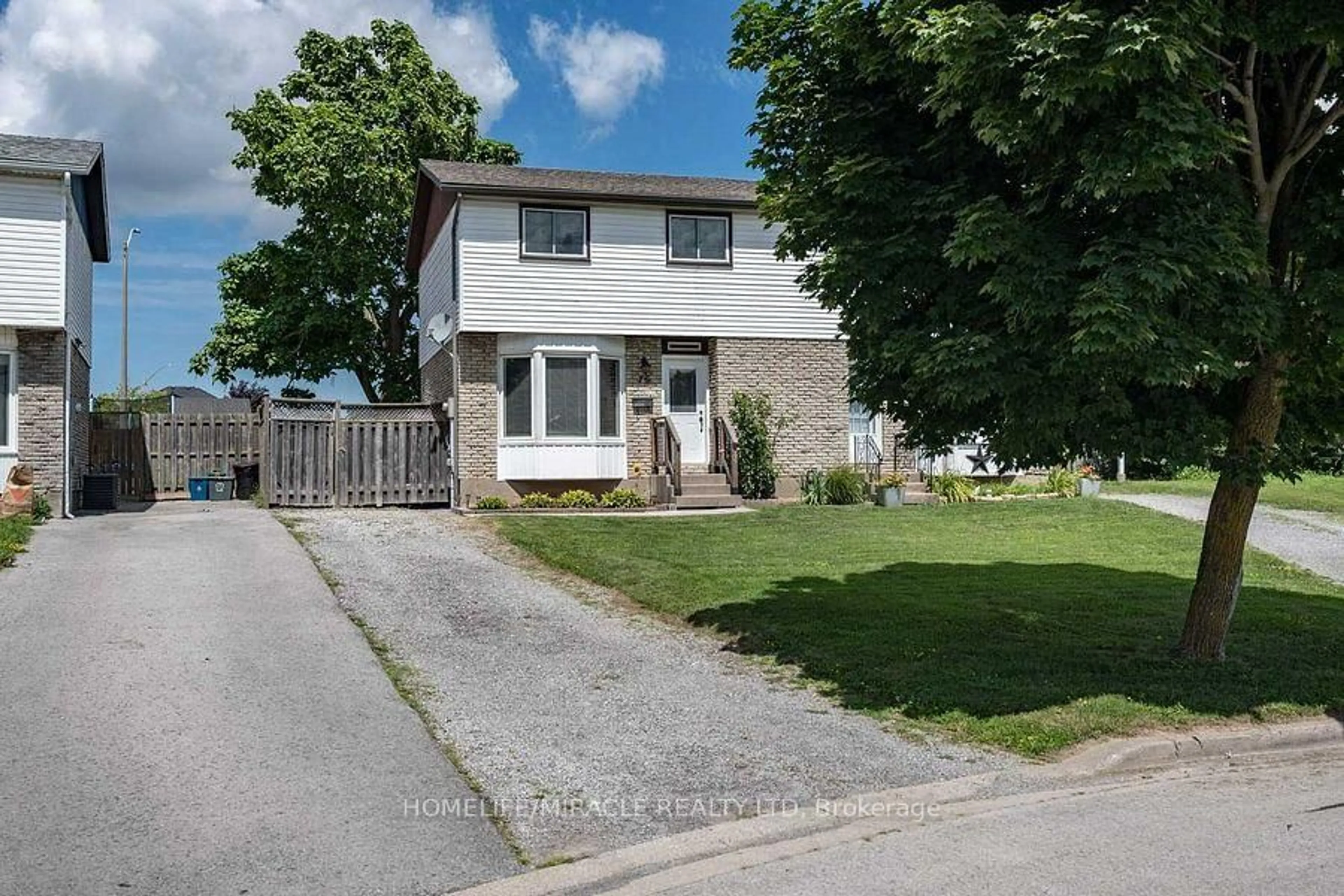 A pic from outside/outdoor area/front of a property/back of a property/a pic from drone, street for 76 Manley Cres, Thorold Ontario L2V 4K3