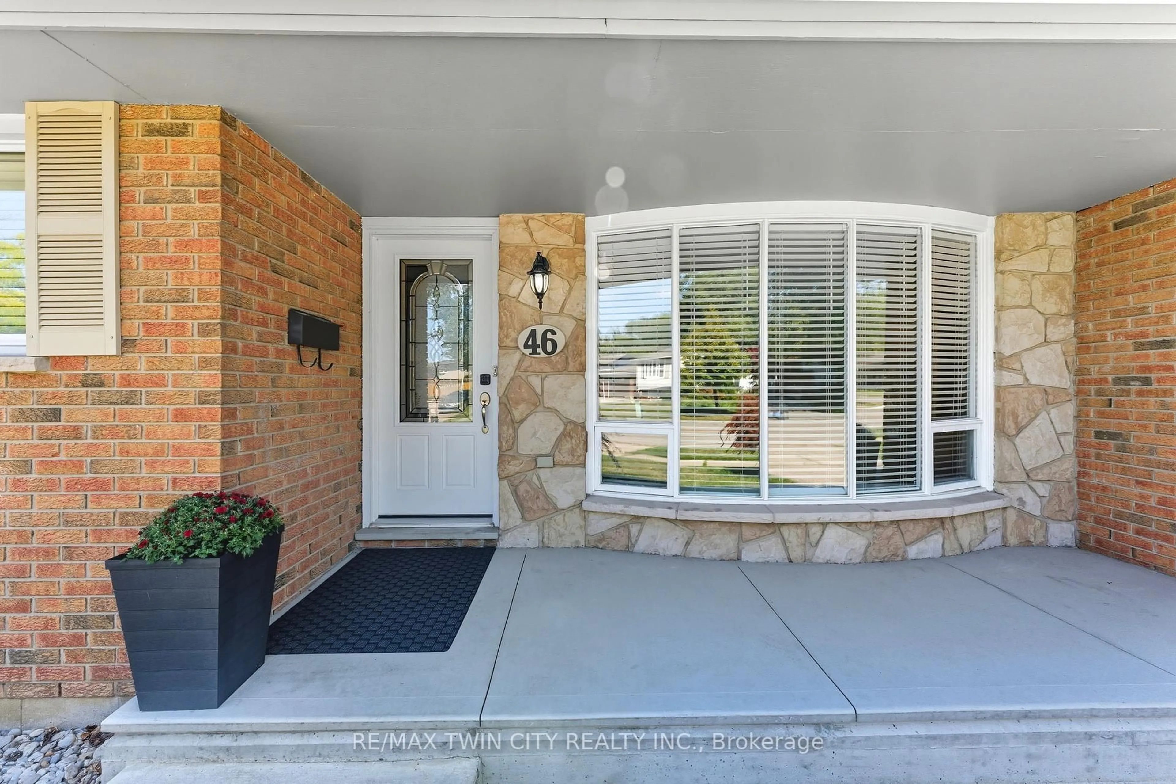 Indoor entryway for 46 Ashgrove Ave, Brantford Ontario N3R 6E4