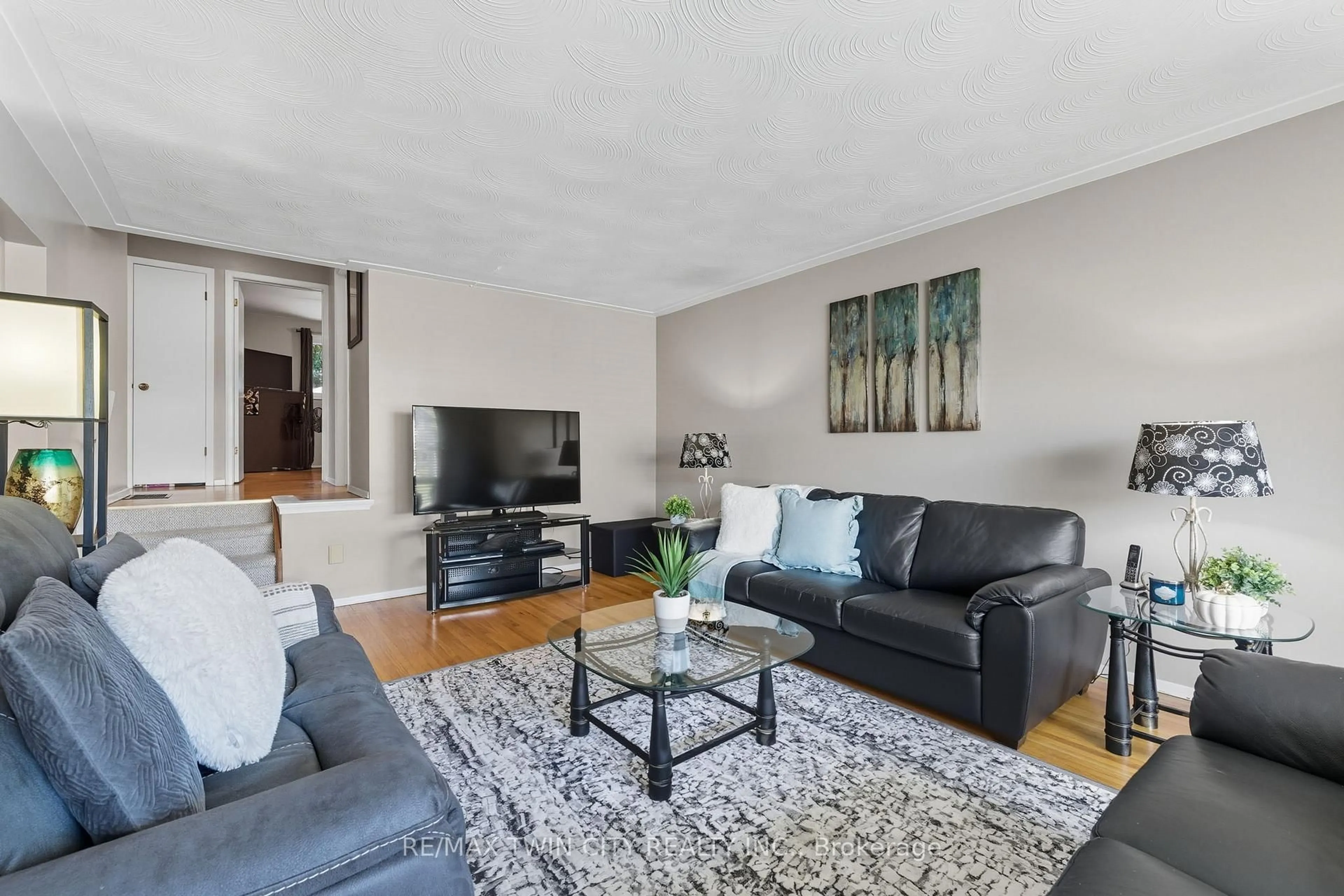 Living room with furniture, unknown for 46 Ashgrove Ave, Brantford Ontario N3R 6E4