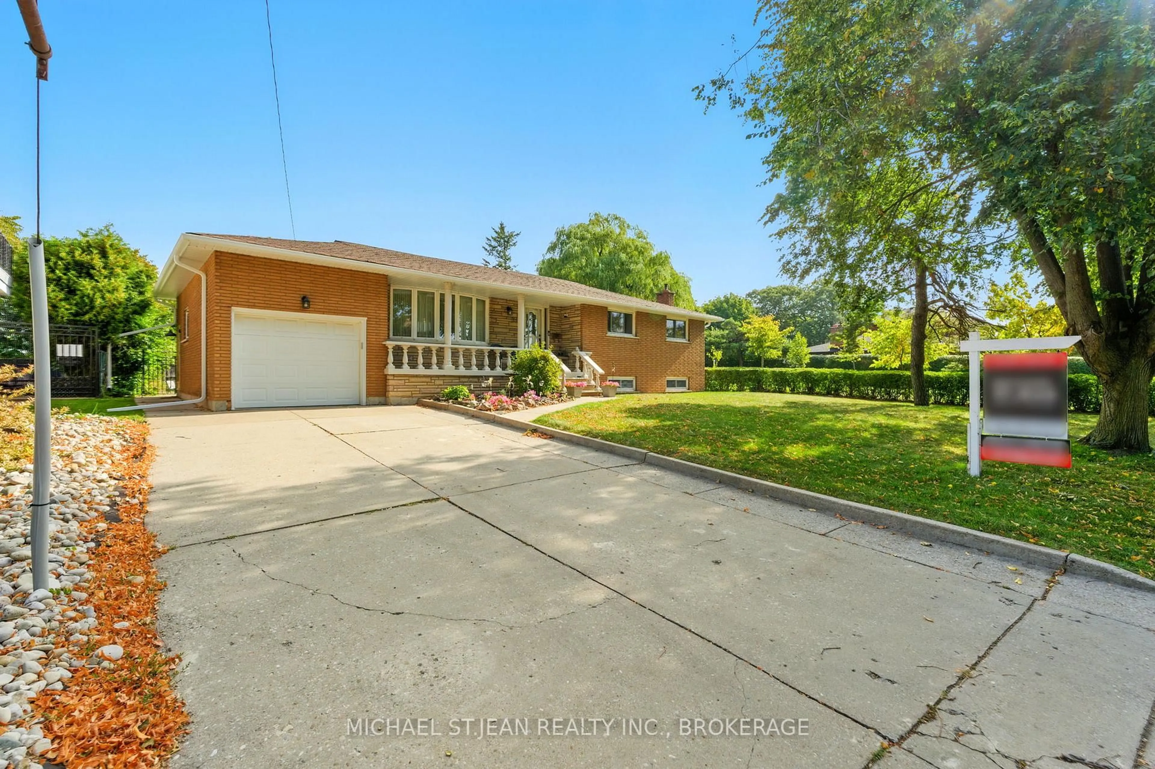 A pic from outside/outdoor area/front of a property/back of a property/a pic from drone, street for 20 Woodside Dr, Hamilton Ontario L8T 1C3