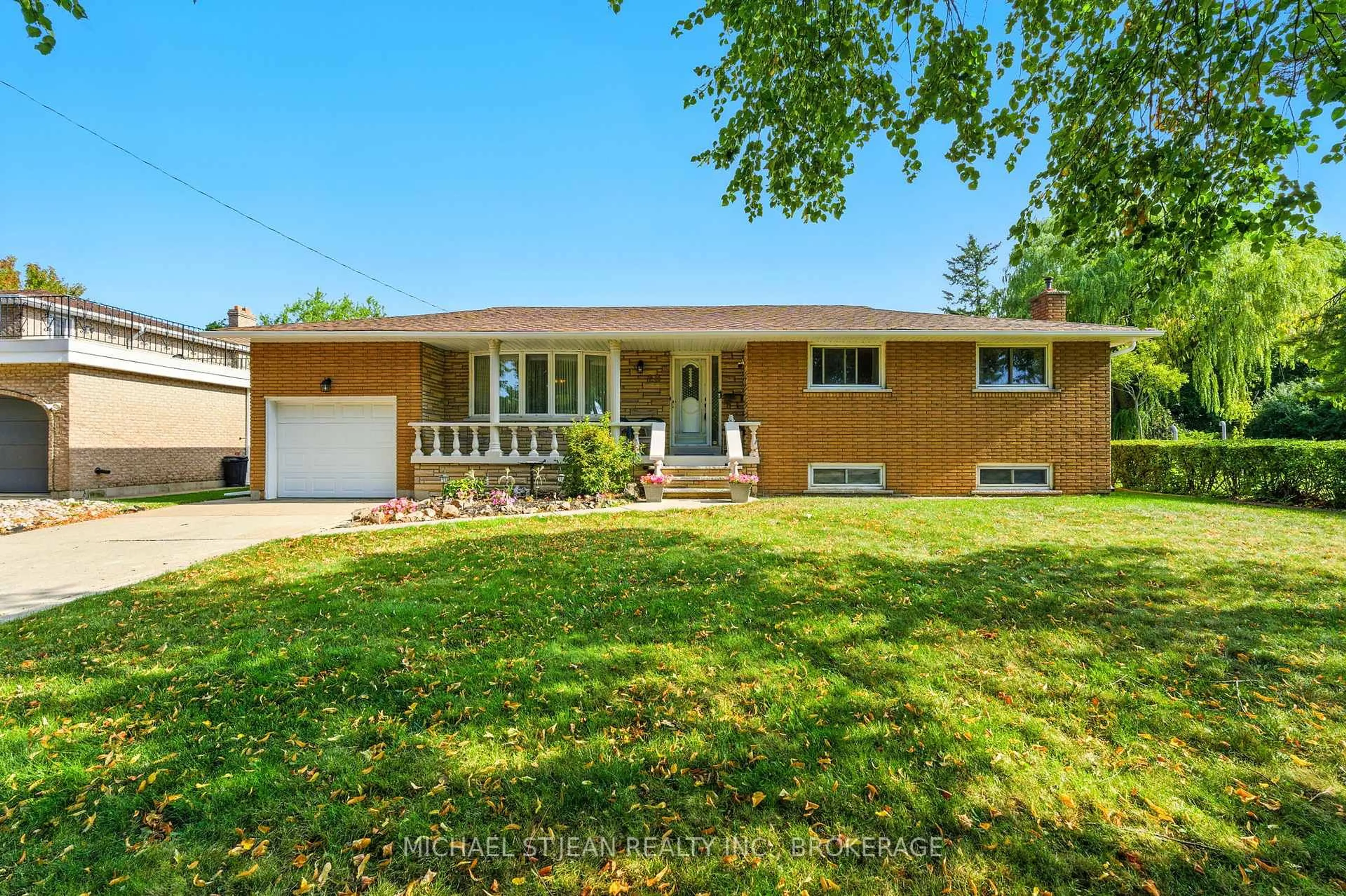 Home with vinyl exterior material, street for 20 Woodside Dr, Hamilton Ontario L8T 1C3