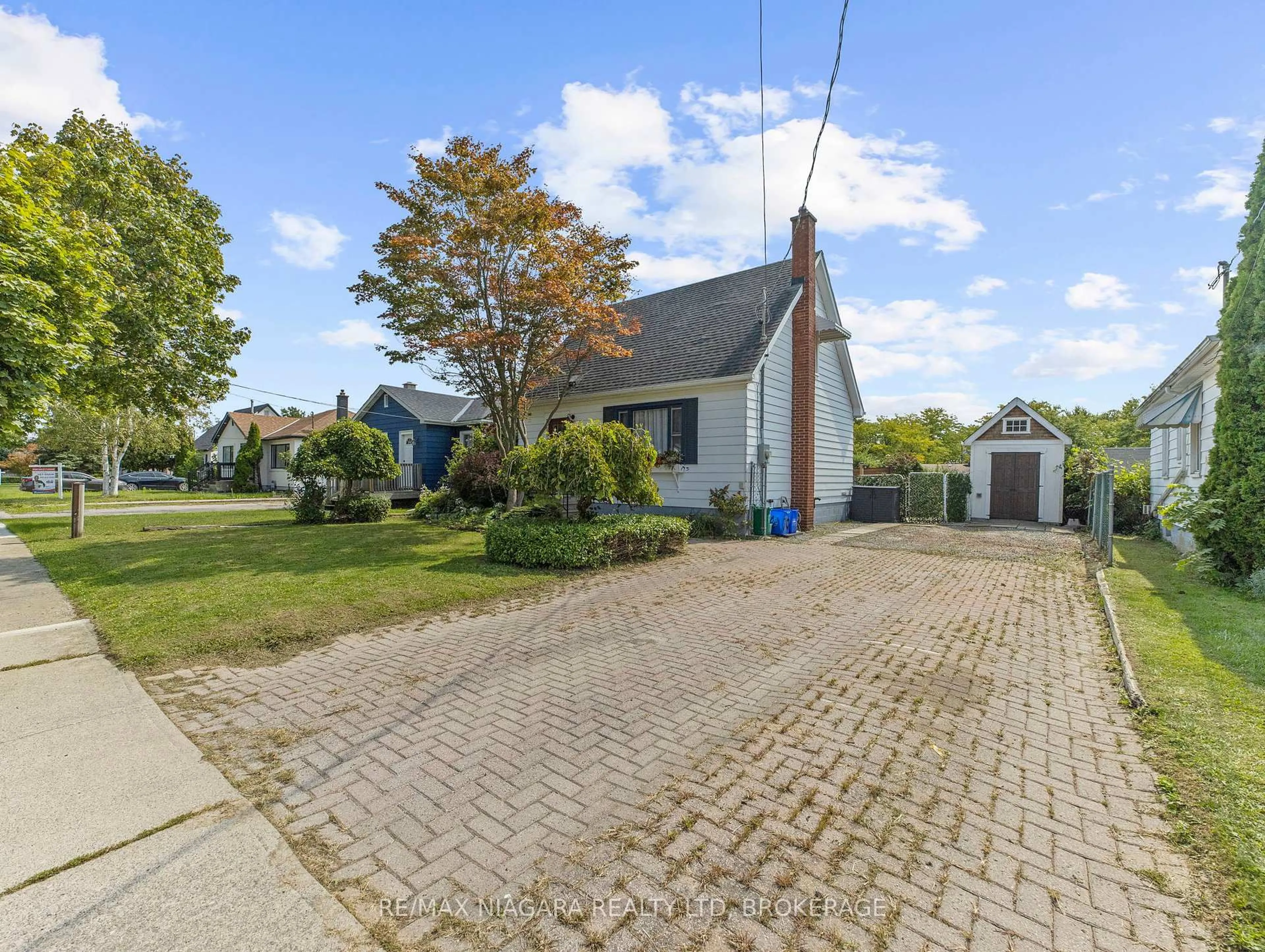 A pic from outside/outdoor area/front of a property/back of a property/a pic from drone, street for 7014 Margaret St, Niagara Falls Ontario L2G 2W2