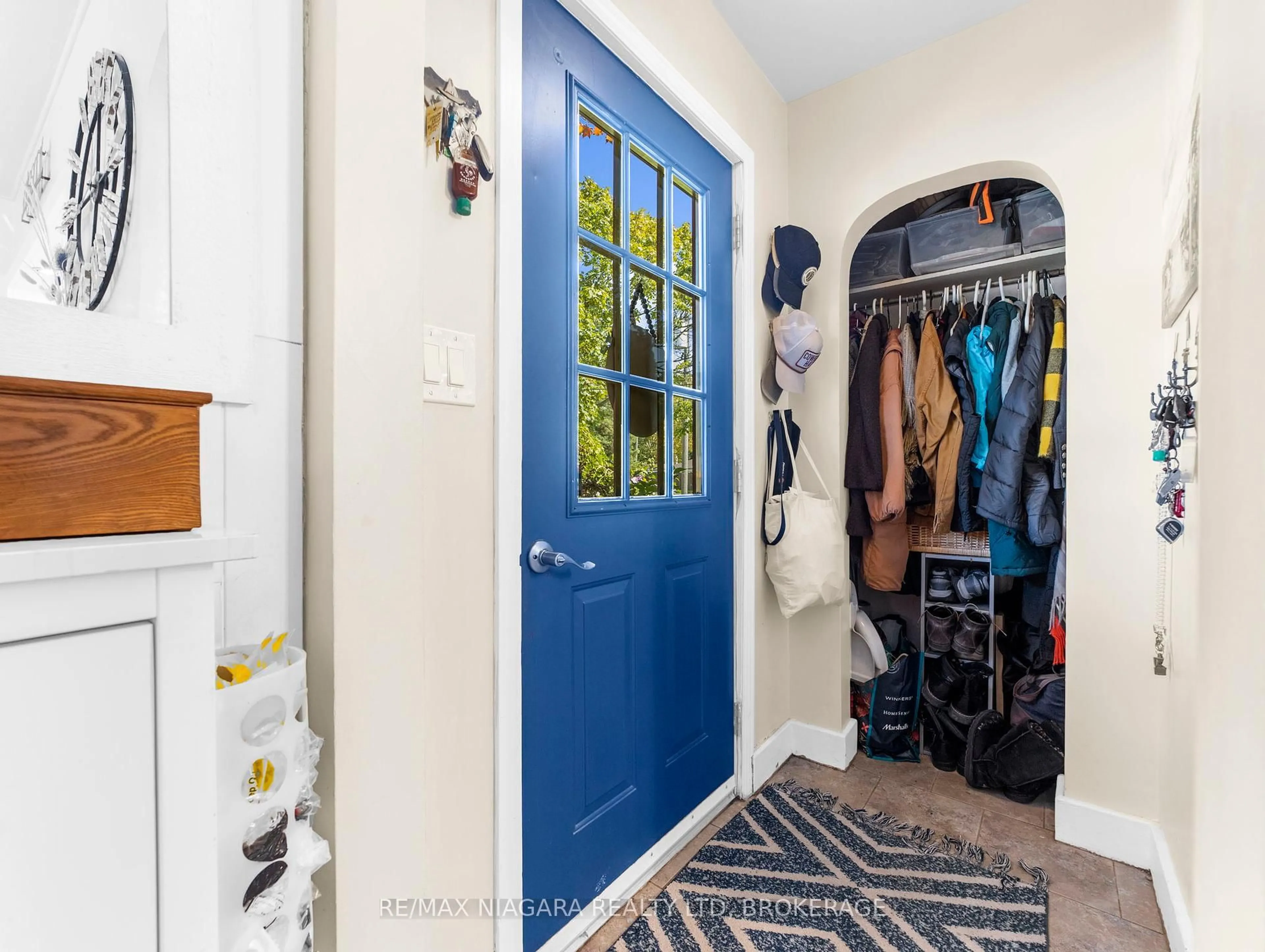 Indoor entryway for 7014 Margaret St, Niagara Falls Ontario L2G 2W2