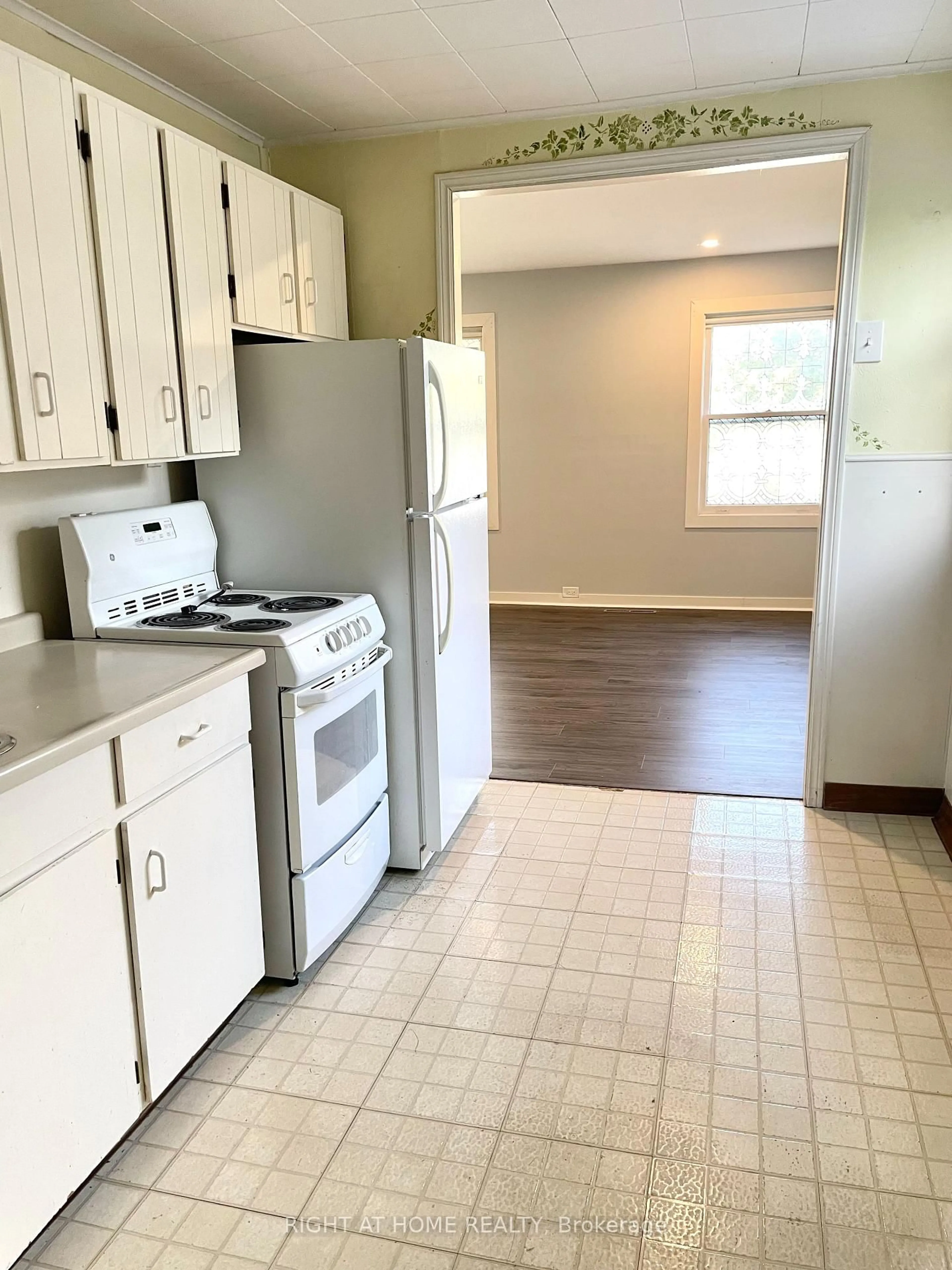 Standard kitchen, unknown for 389 Lincoln St, Welland Ontario L3B 4N6