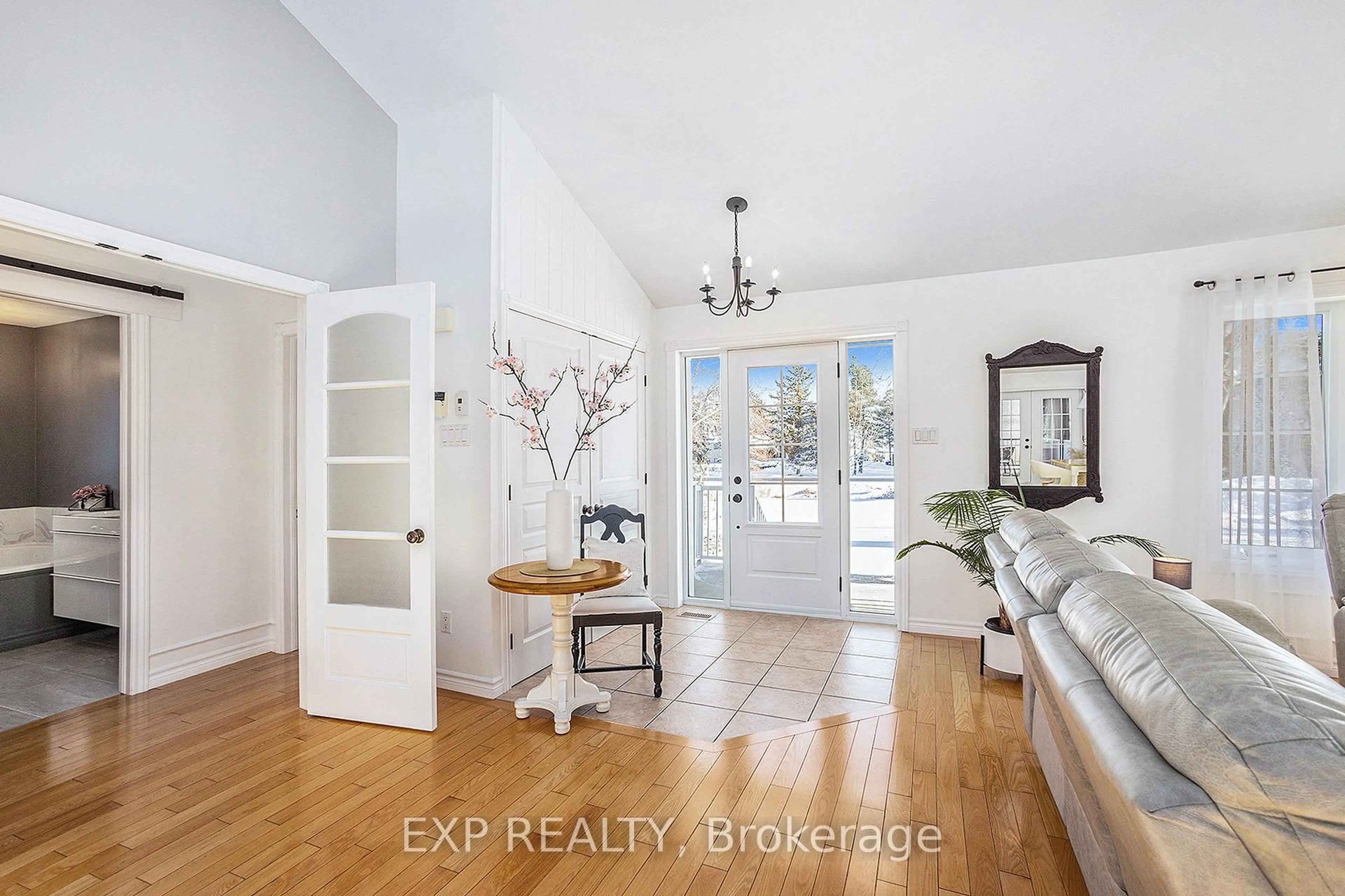 Indoor entryway for 1508 St Andre Rd, Russell Ontario K0A 1W0