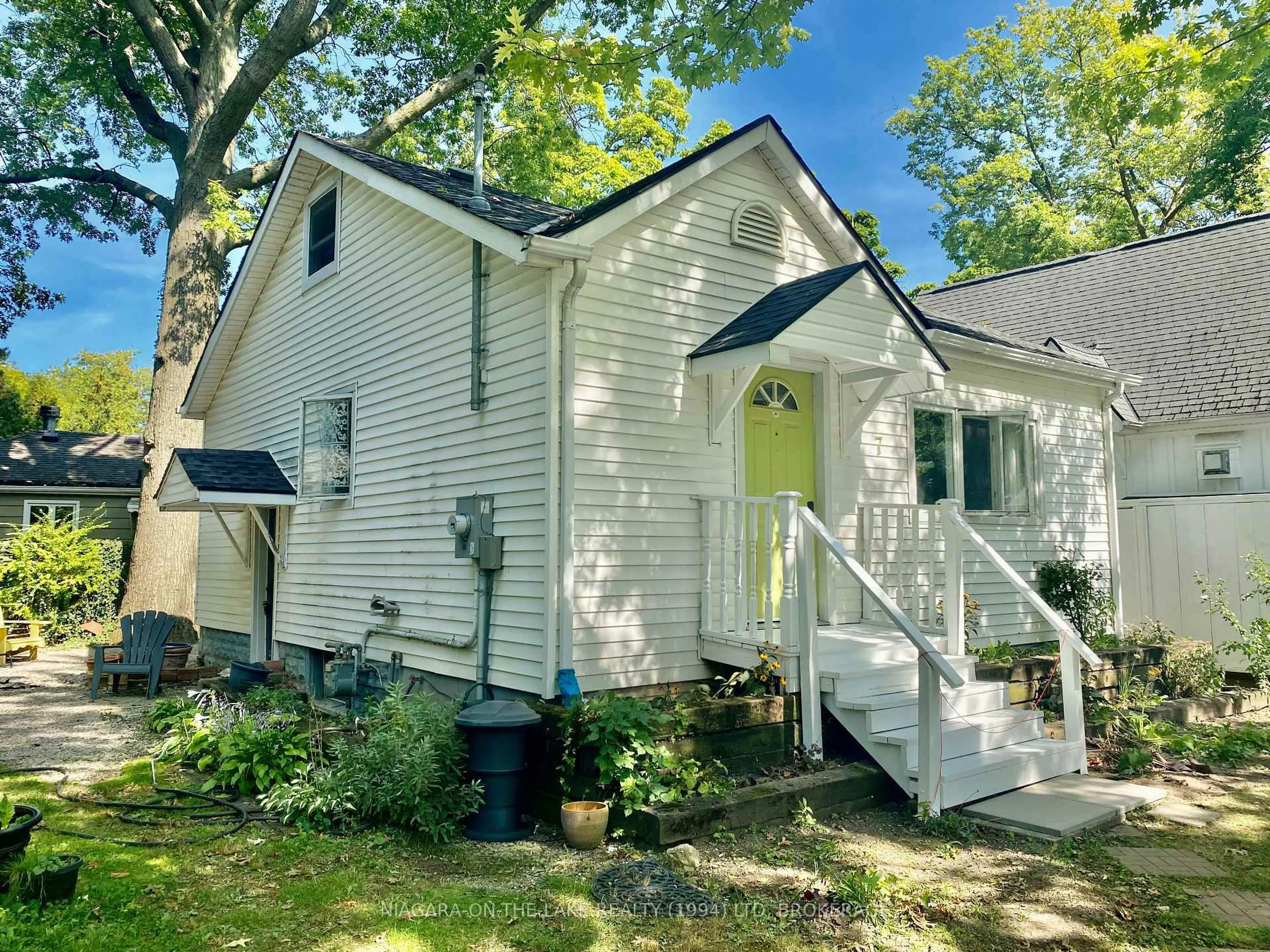 Home with vinyl exterior material, street for 7 Wyckliffe Ave, Niagara-on-the-Lake Ontario L0S 1J0
