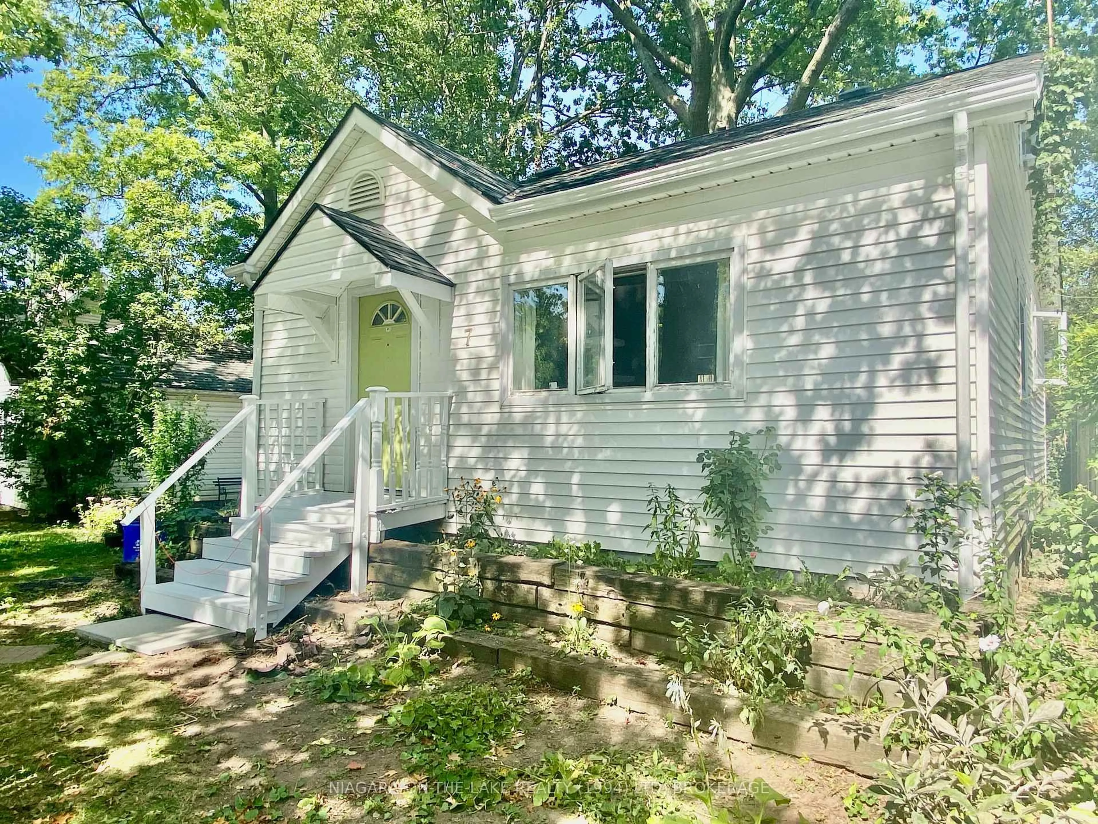 Home with vinyl exterior material, street for 7 Wyckliffe Ave, Niagara-on-the-Lake Ontario L0S 1J0