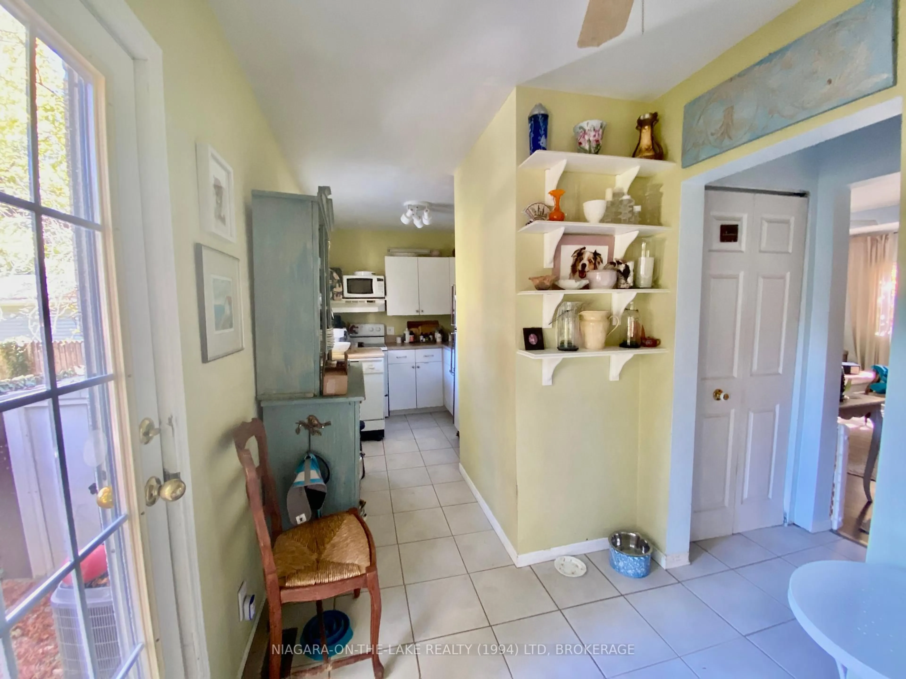 Indoor entryway for 7 Wyckliffe Ave, Niagara-on-the-Lake Ontario L0S 1J0