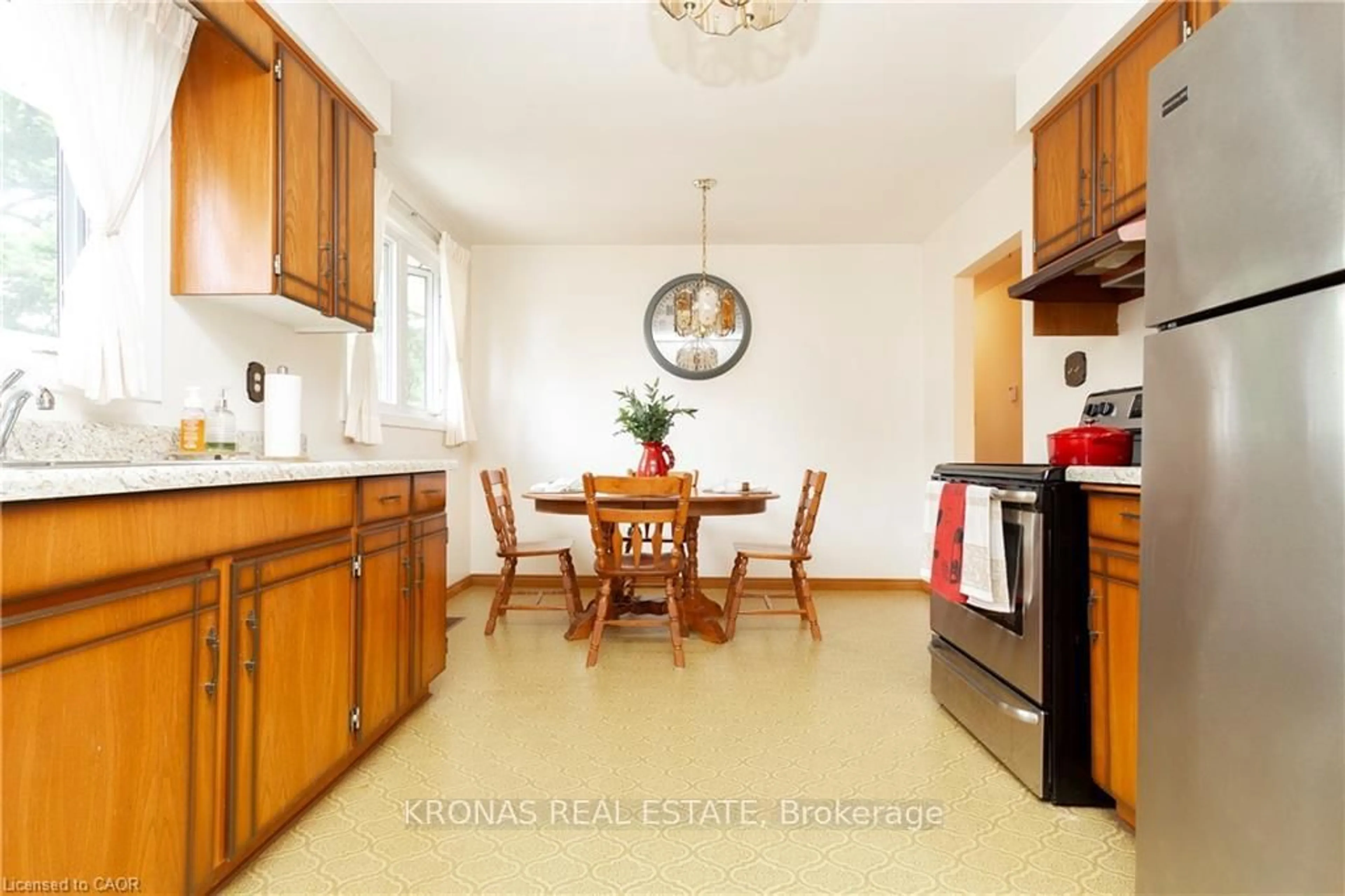 Standard kitchen, ceramic/tile floor for 15 Lantana Crt, Hamilton Ontario L9C 4T5