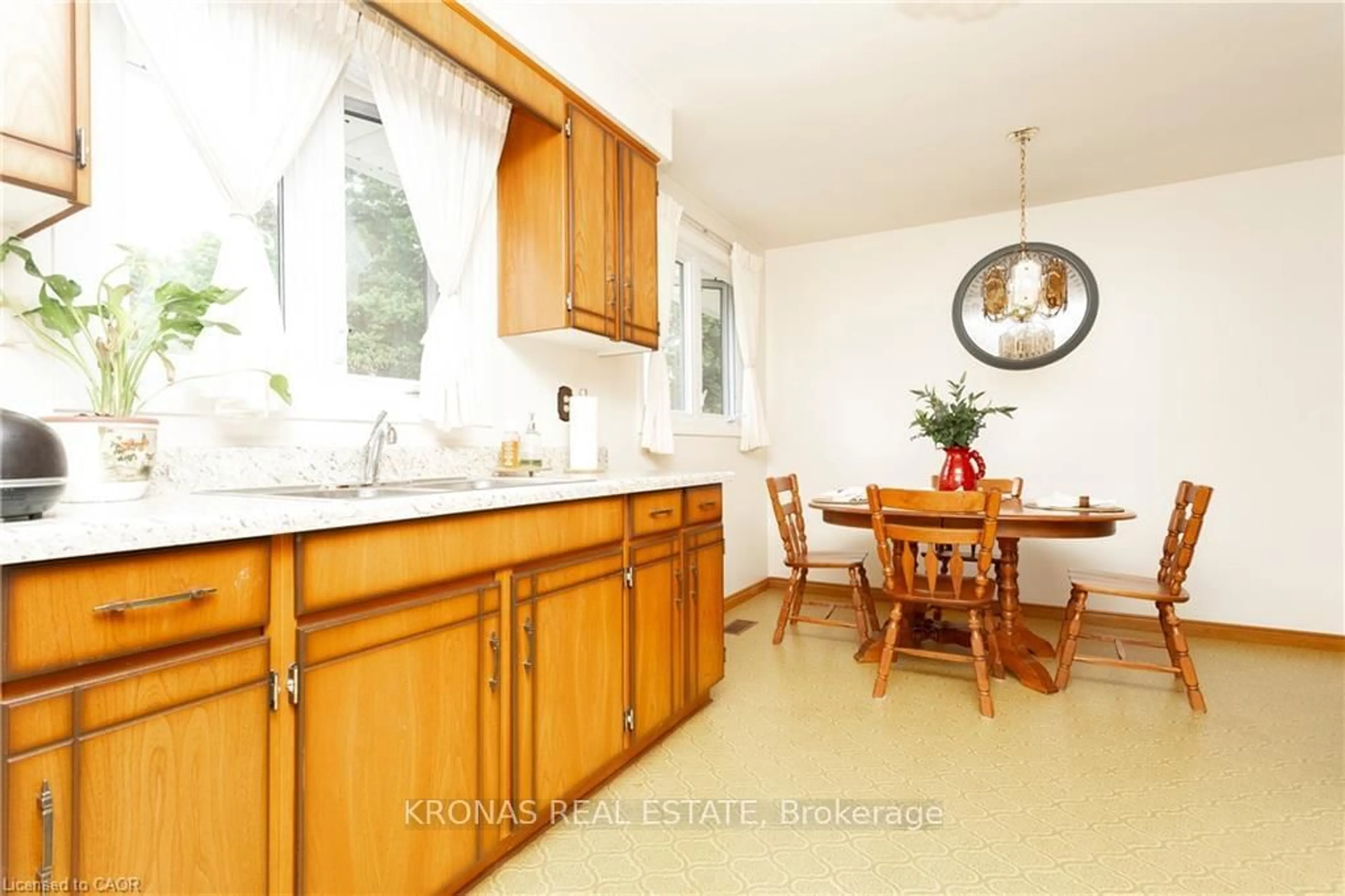 Standard kitchen, ceramic/tile floor for 15 Lantana Crt, Hamilton Ontario L9C 4T5