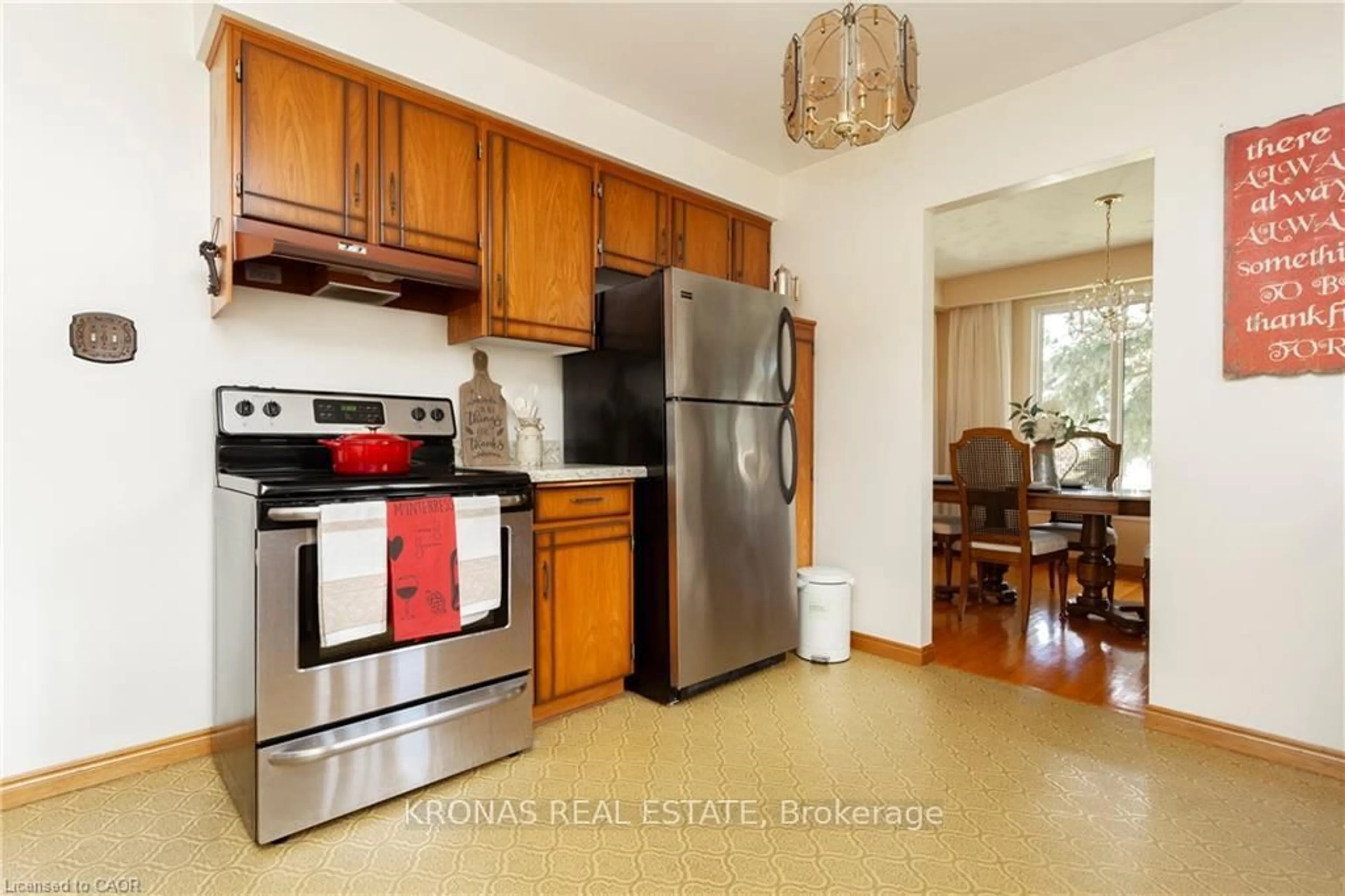 Standard kitchen, unknown for 15 Lantana Crt, Hamilton Ontario L9C 4T5