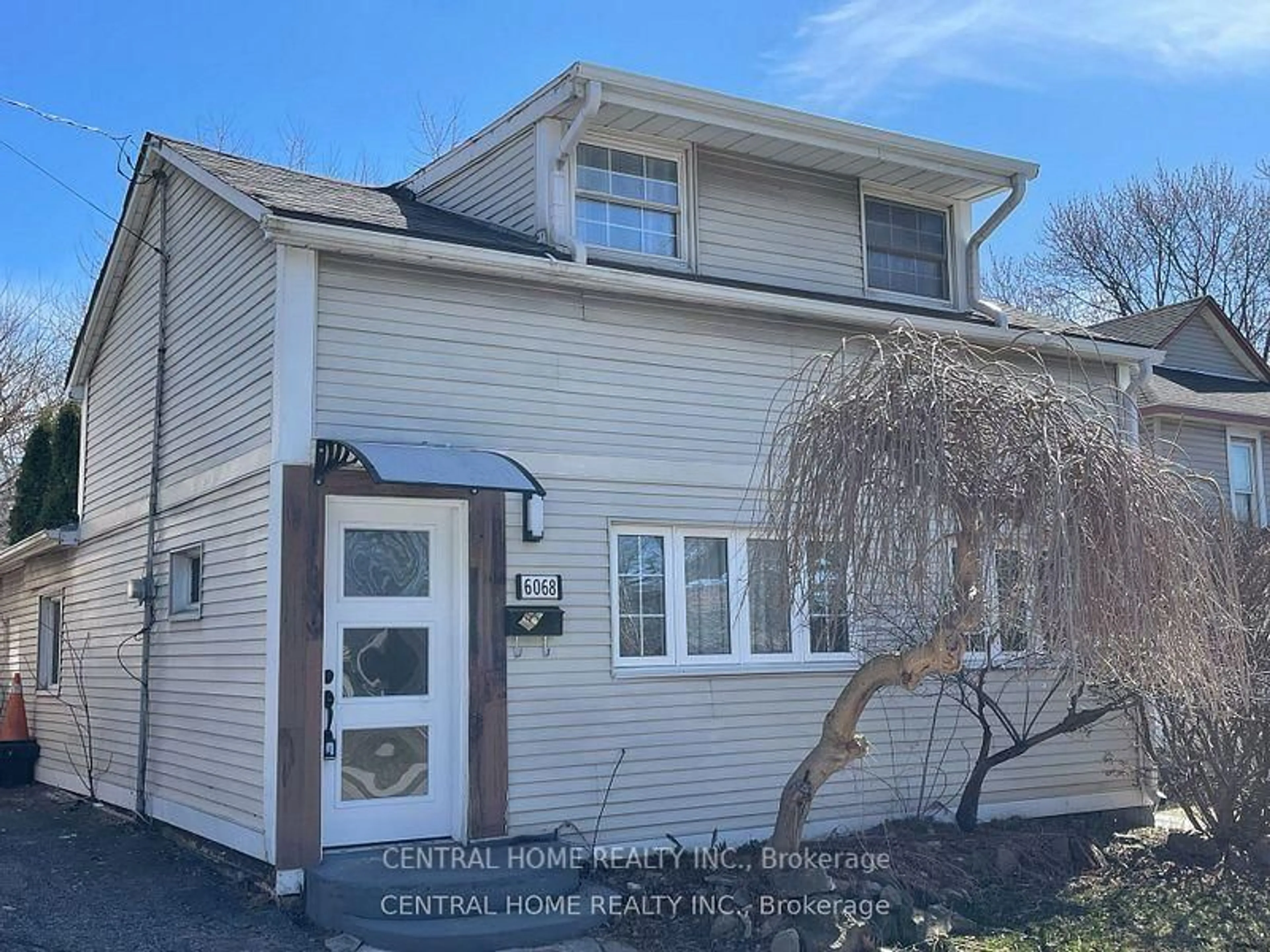 Home with vinyl exterior material, street for 6068 Drummond Rd, Niagara Falls Ontario L2G 4M2