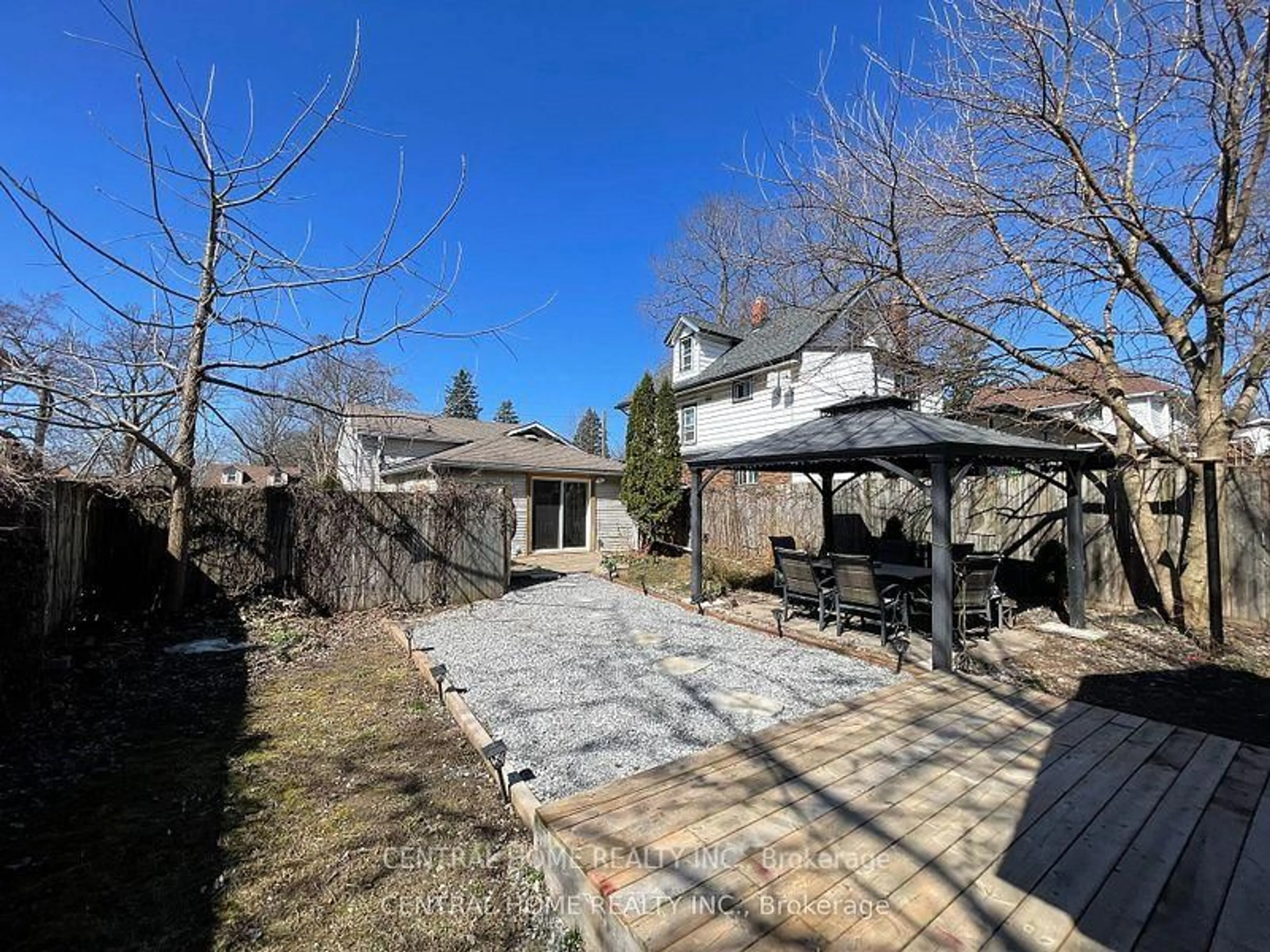 A pic from outside/outdoor area/front of a property/back of a property/a pic from drone, street for 6068 Drummond Rd, Niagara Falls Ontario L2G 4M2