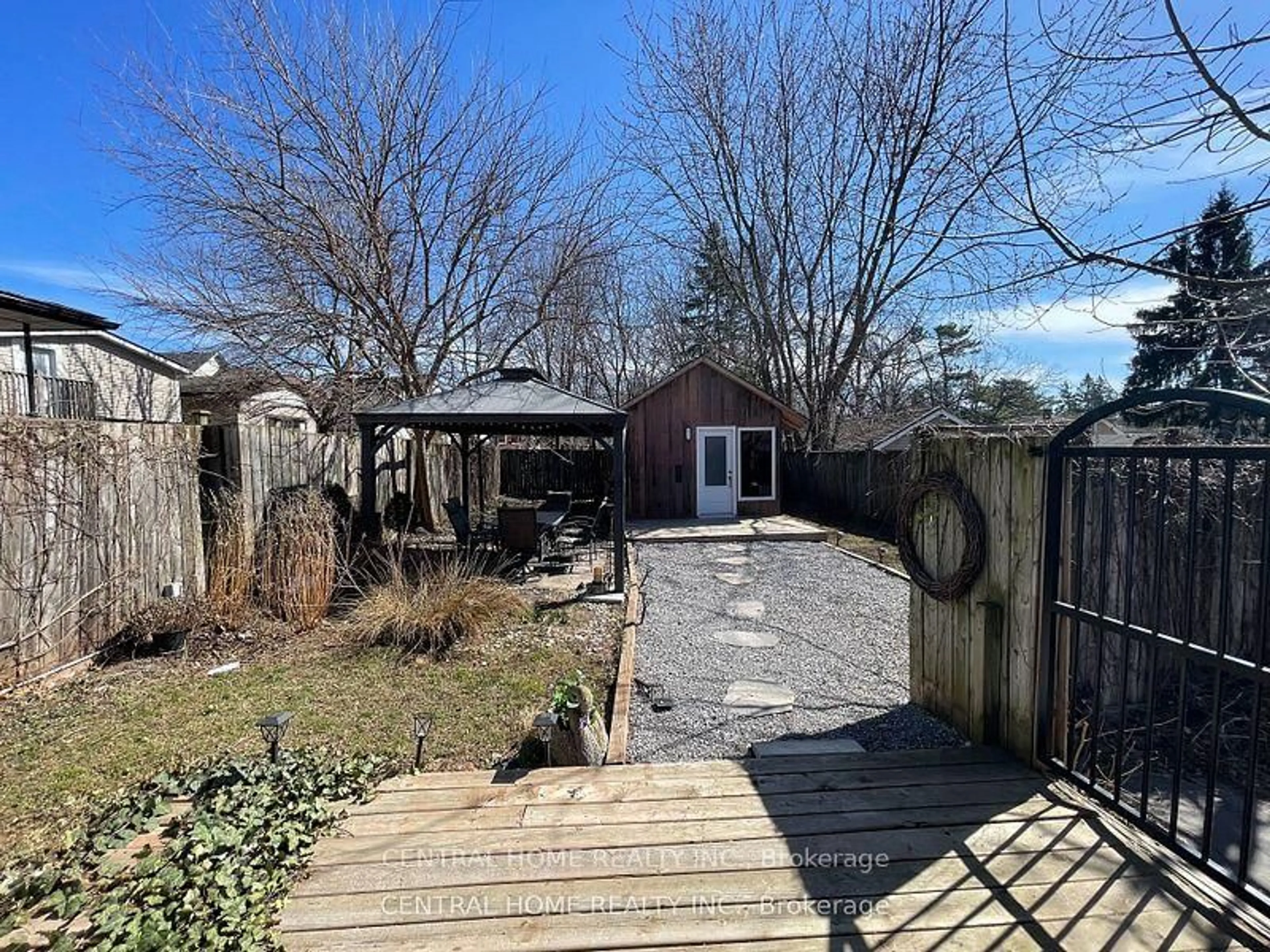 A pic from outside/outdoor area/front of a property/back of a property/a pic from drone, street for 6068 Drummond Rd, Niagara Falls Ontario L2G 4M2