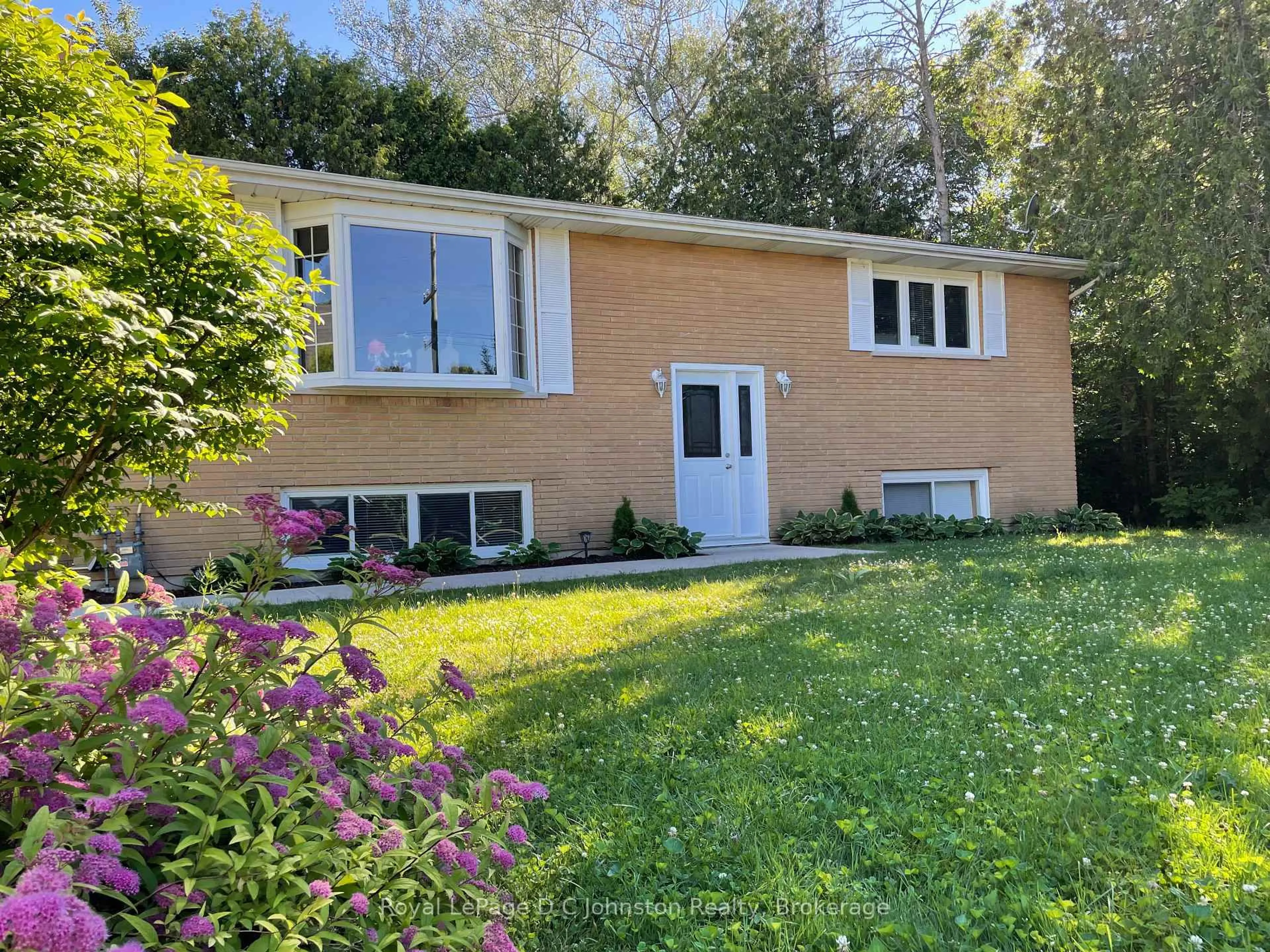 Home with vinyl exterior material, street for 341 Palmerston St, Saugeen Shores Ontario N0H 2L0