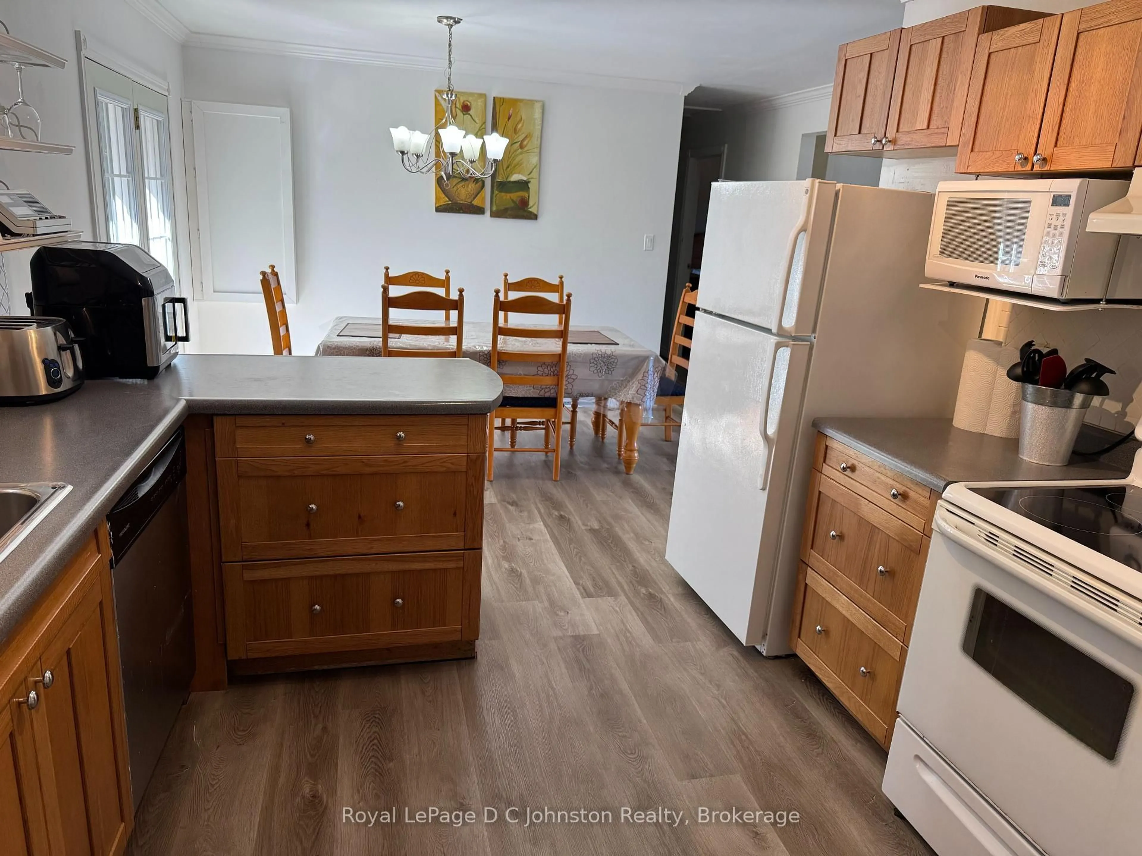 Standard kitchen, wood/laminate floor for 341 Palmerston St, Saugeen Shores Ontario N0H 2L0