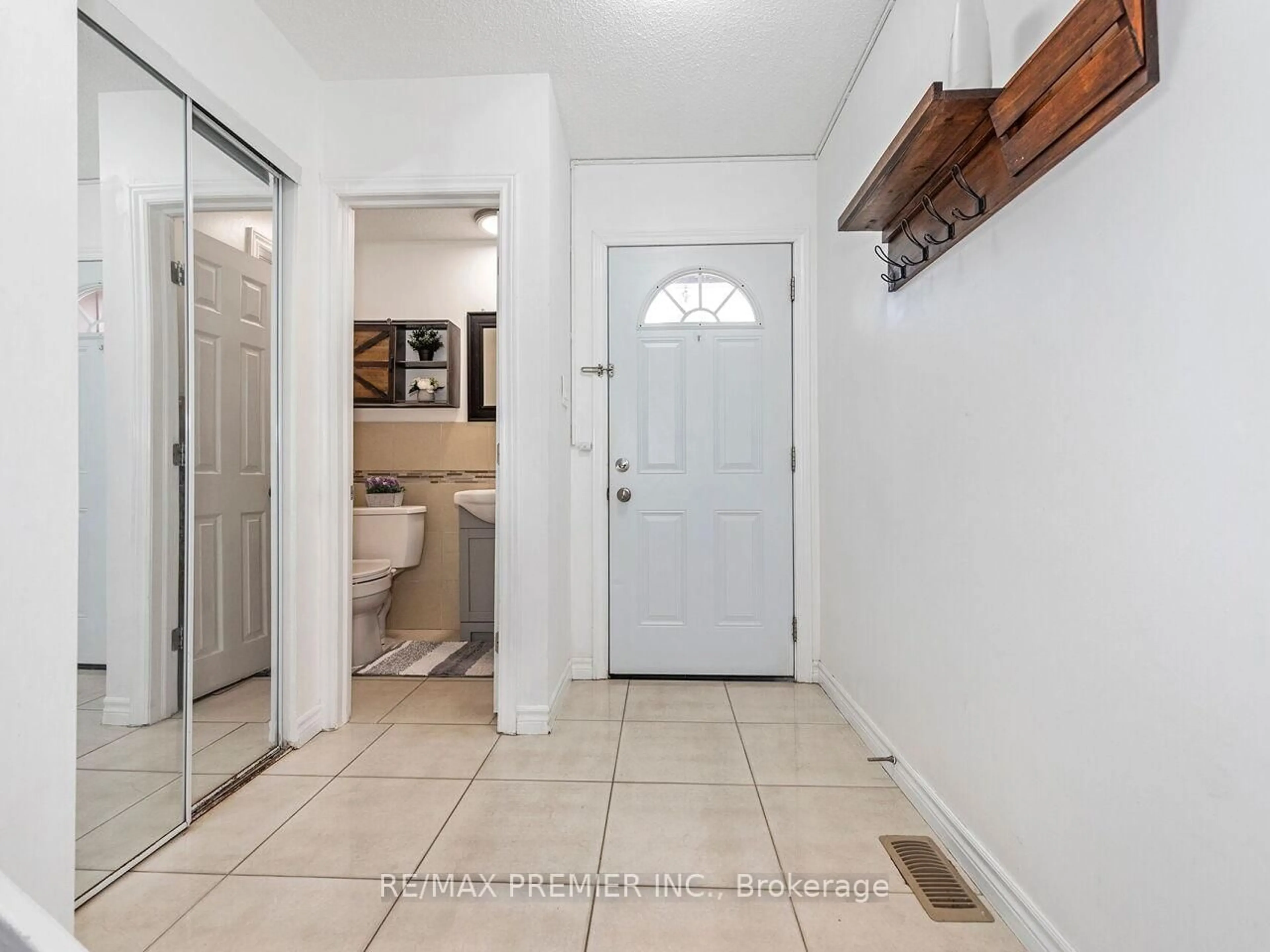 Indoor entryway for 31 Greengate Rd #120, Guelph Ontario N1H 6R3