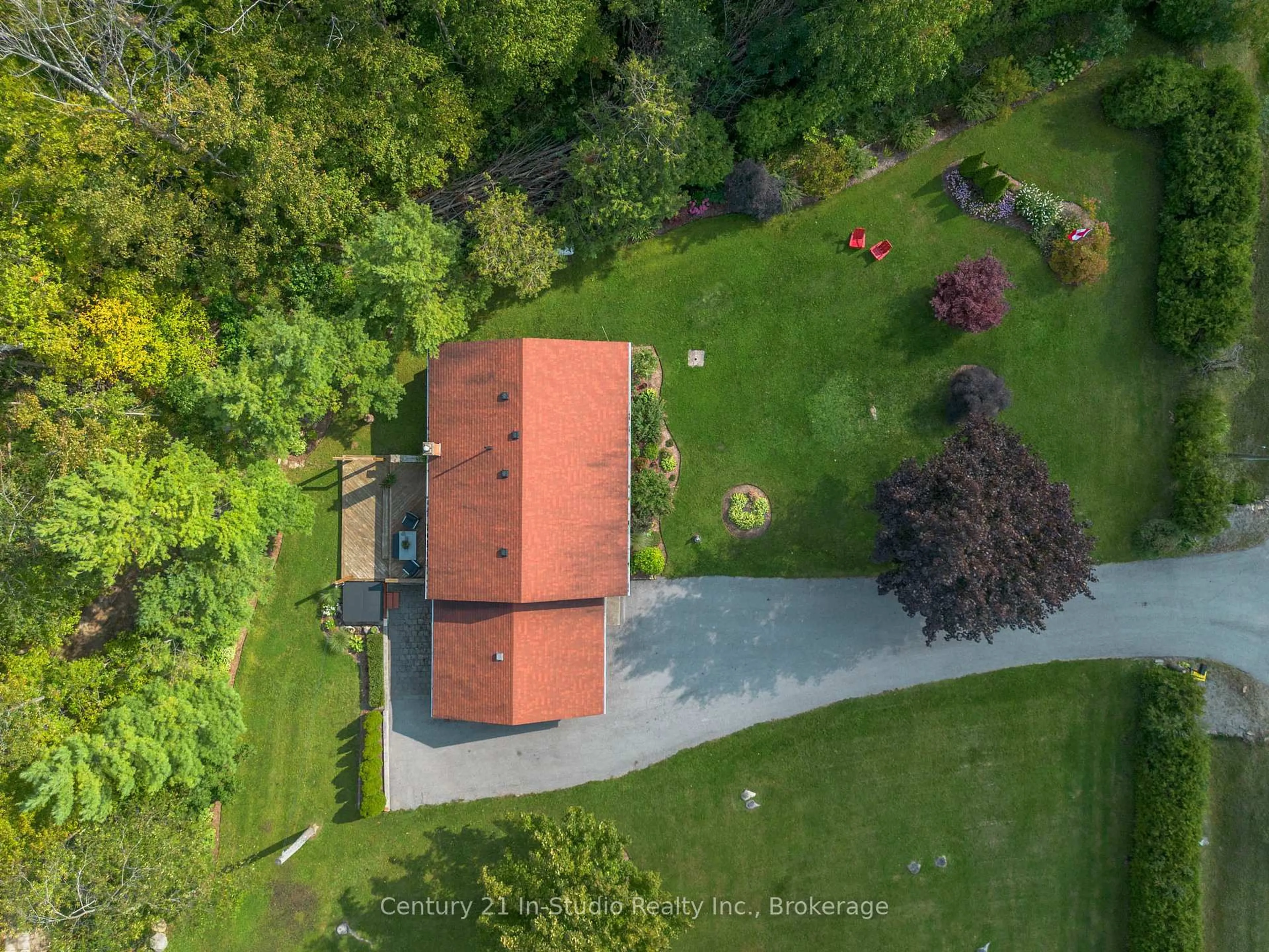 A pic from outside/outdoor area/front of a property/back of a property/a pic from drone, unknown for 58159 12th Line, Meaford Ontario N4L 1W5