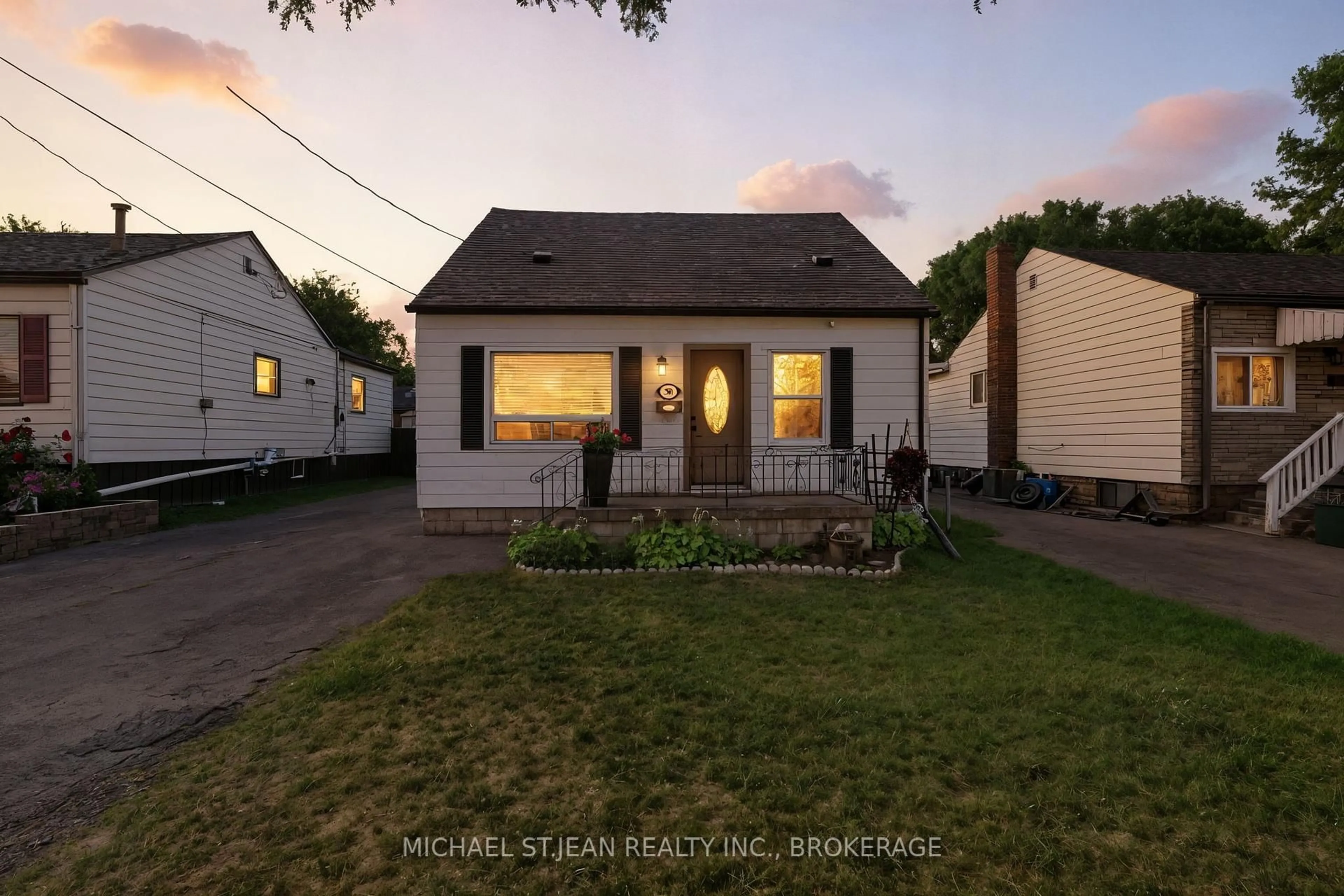 A pic from outside/outdoor area/front of a property/back of a property/a pic from drone, street for 347 Weir St, Hamilton Ontario L8H 5G6