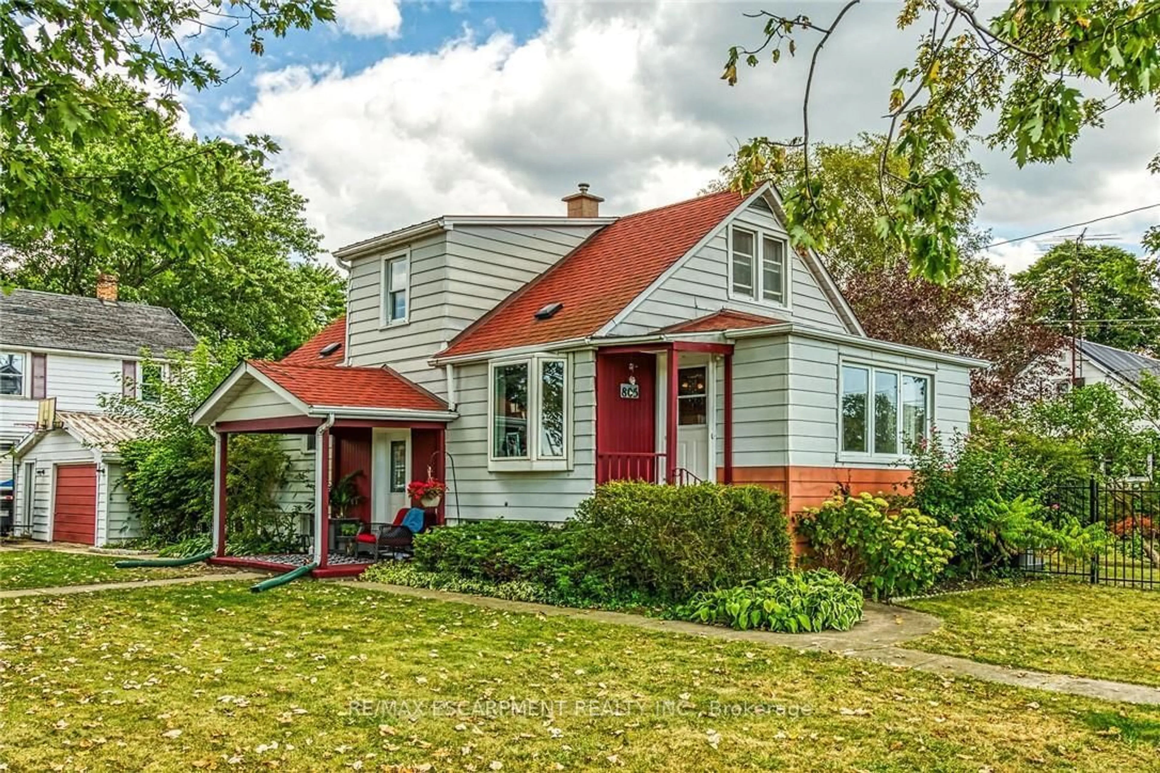 Home with vinyl exterior material, street for 805 Broad St, Haldimand Ontario N1A 1H4