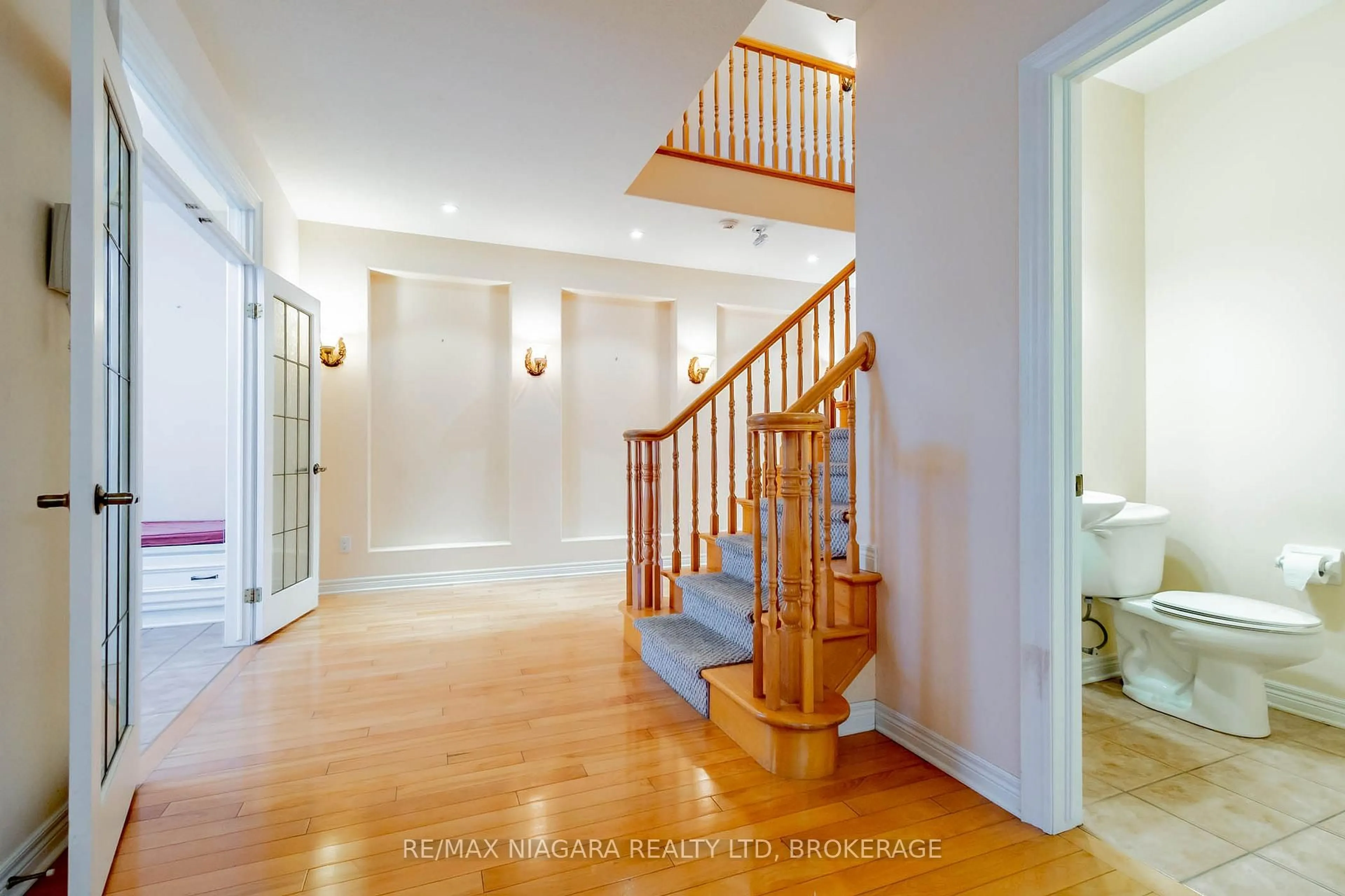 Indoor entryway for 47 Sculler's Way, St. Catharines Ontario L2N 7S9